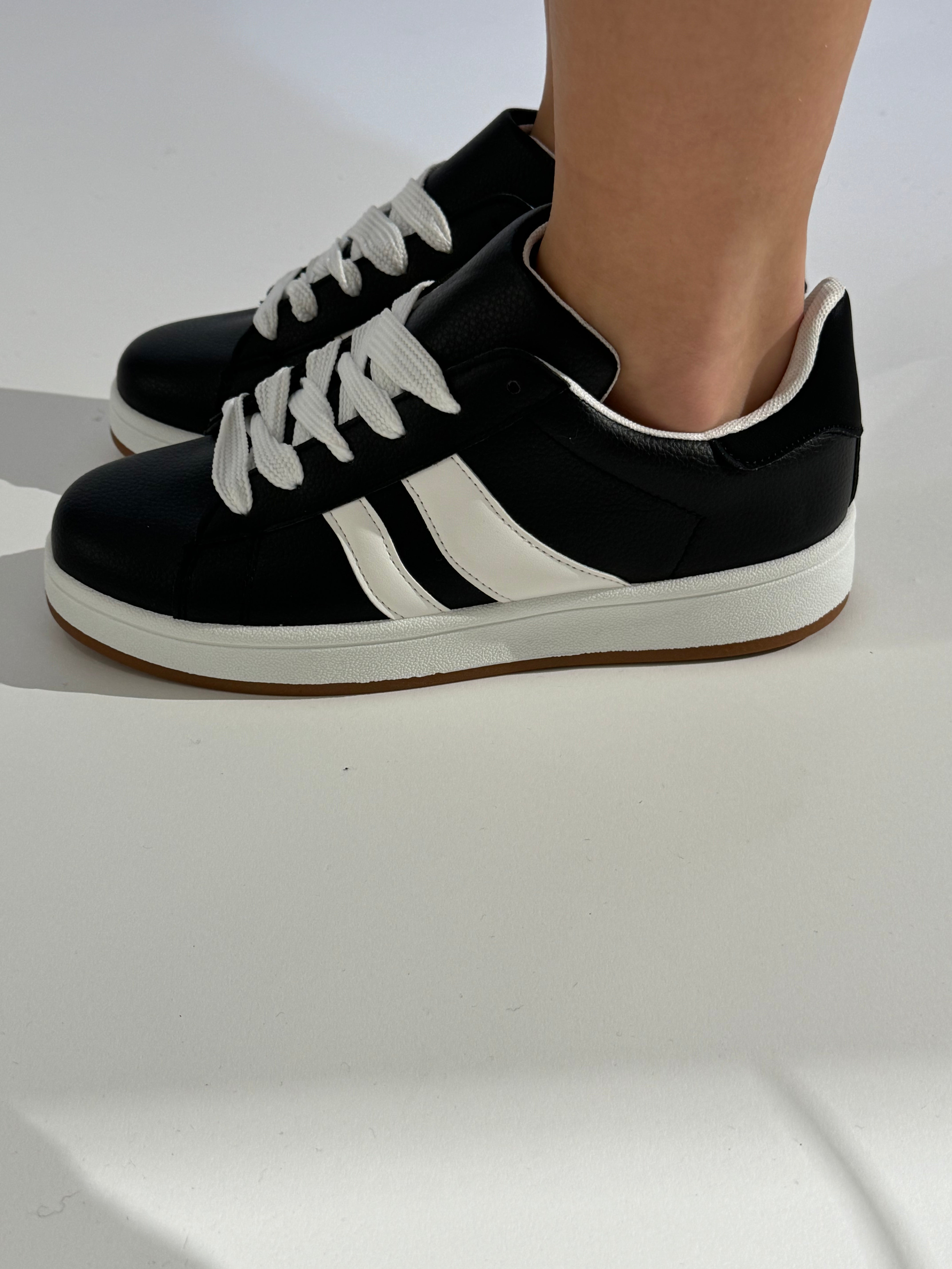 Sneakers con bande laterali LARGHE DIVERSE