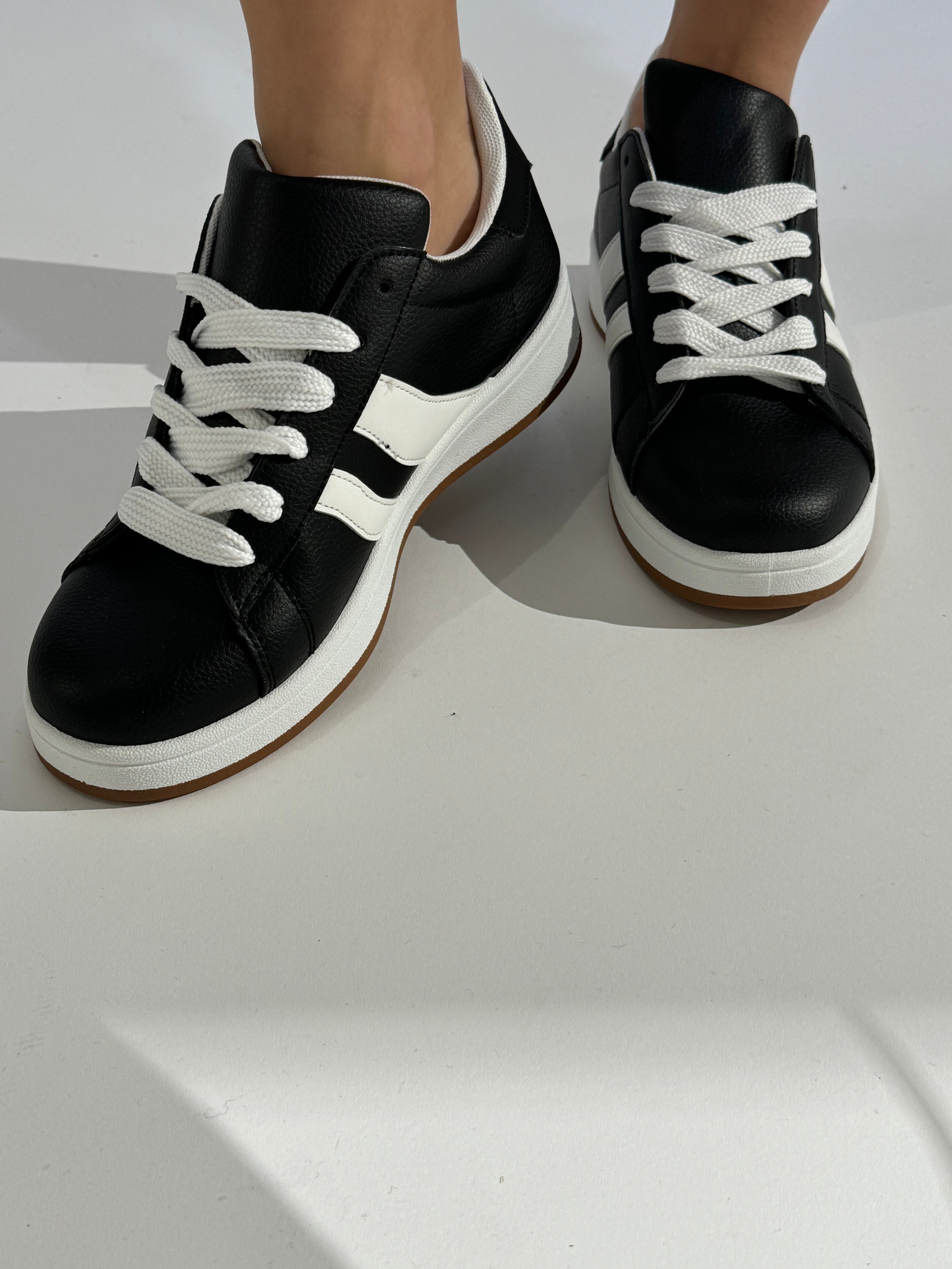 Sneakers con bande laterali LARGHE DIVERSE