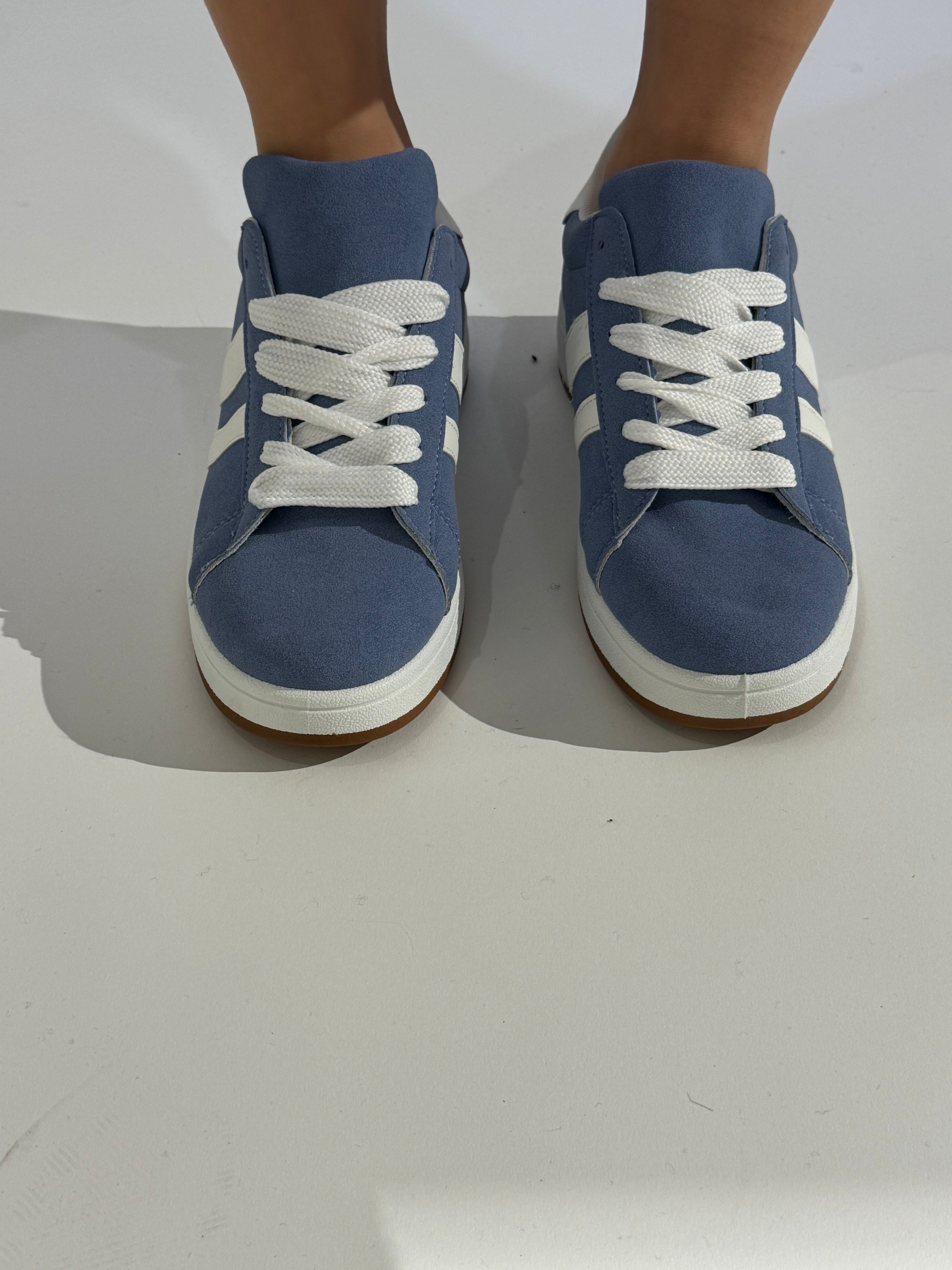 Sneakers con bande laterali LARGHE DIVERSE