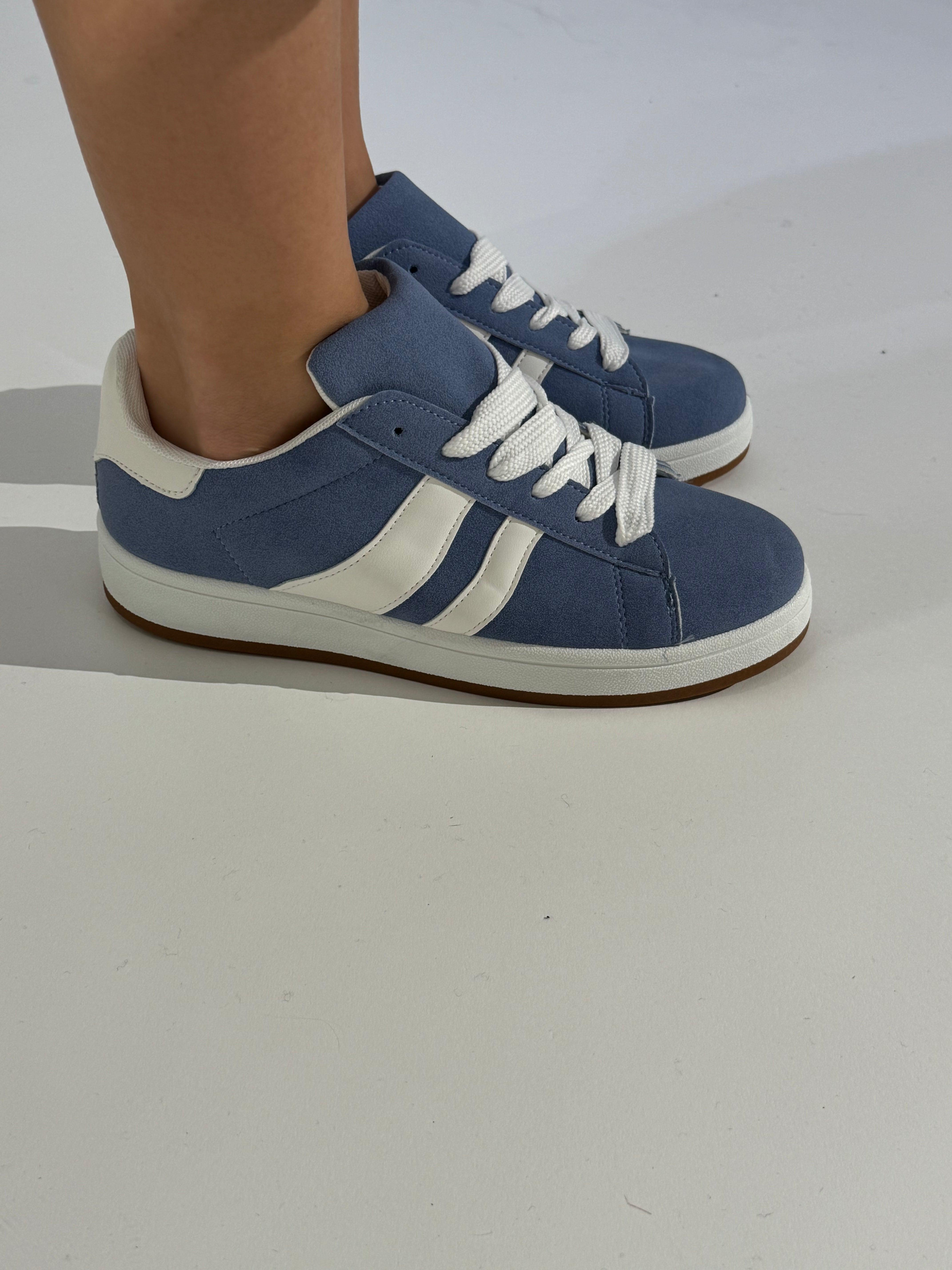 Sneakers con bande laterali LARGHE DIVERSE