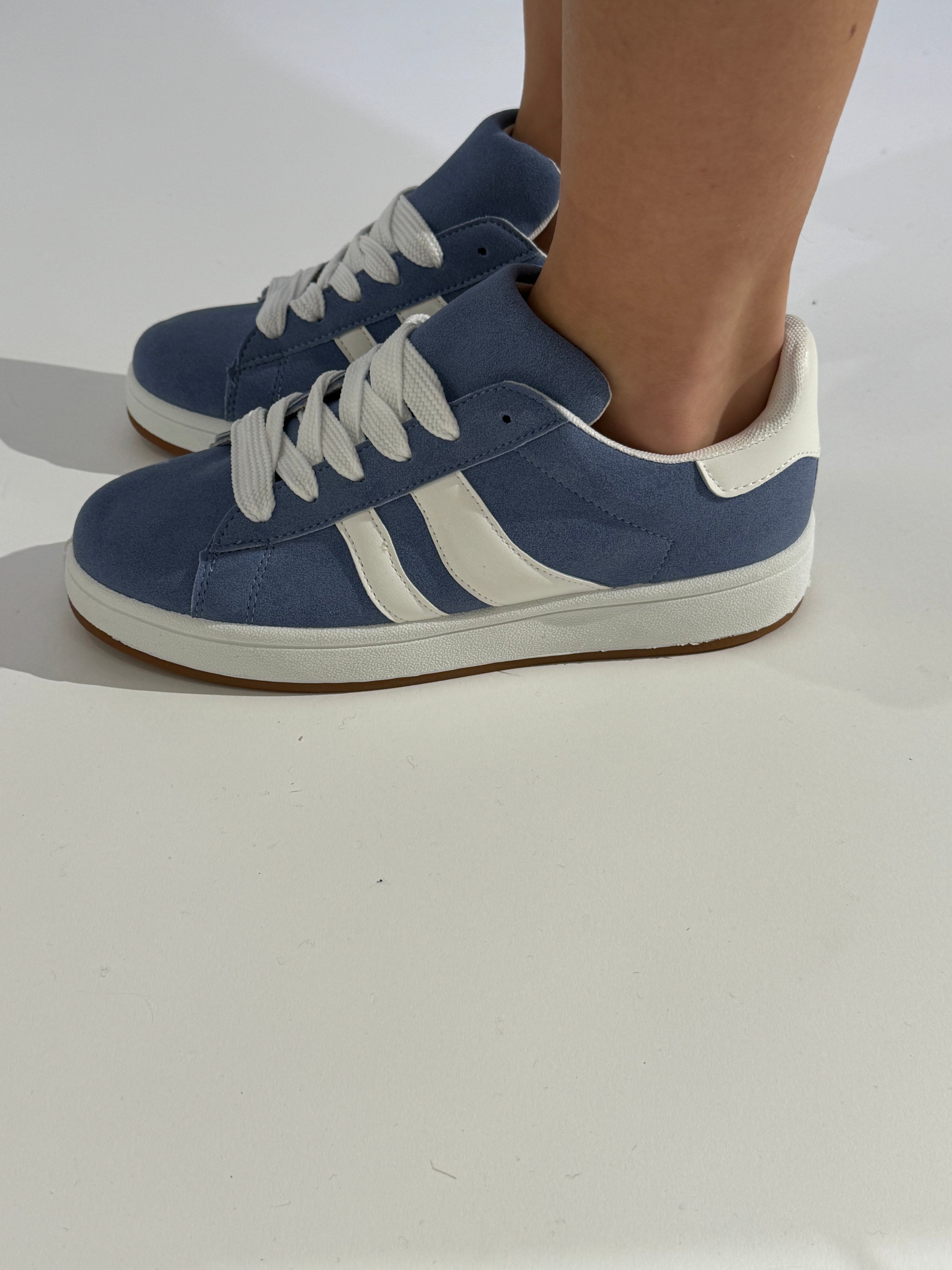 Sneakers con bande laterali LARGHE DIVERSE