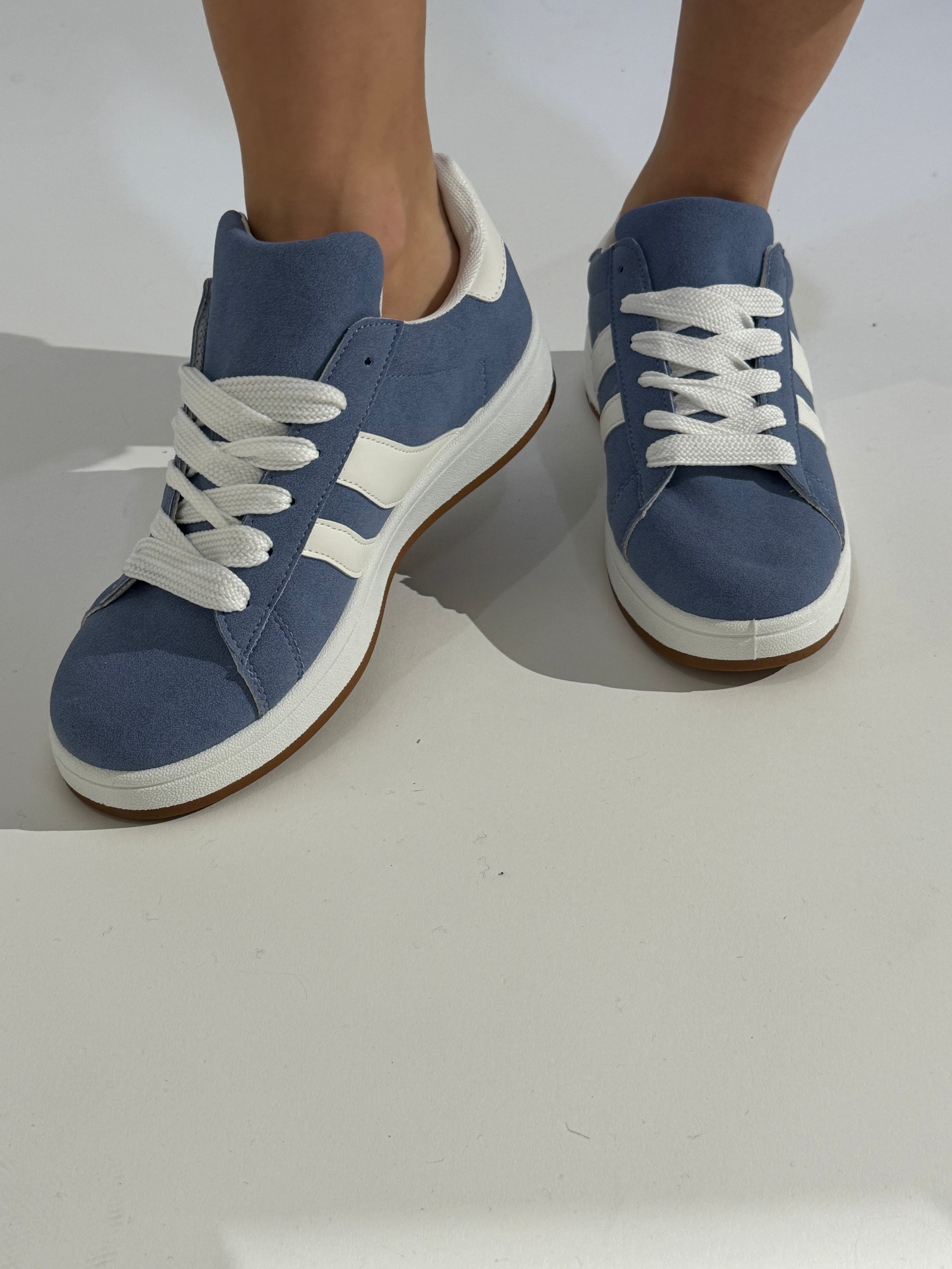 Sneakers con bande laterali LARGHE DIVERSE