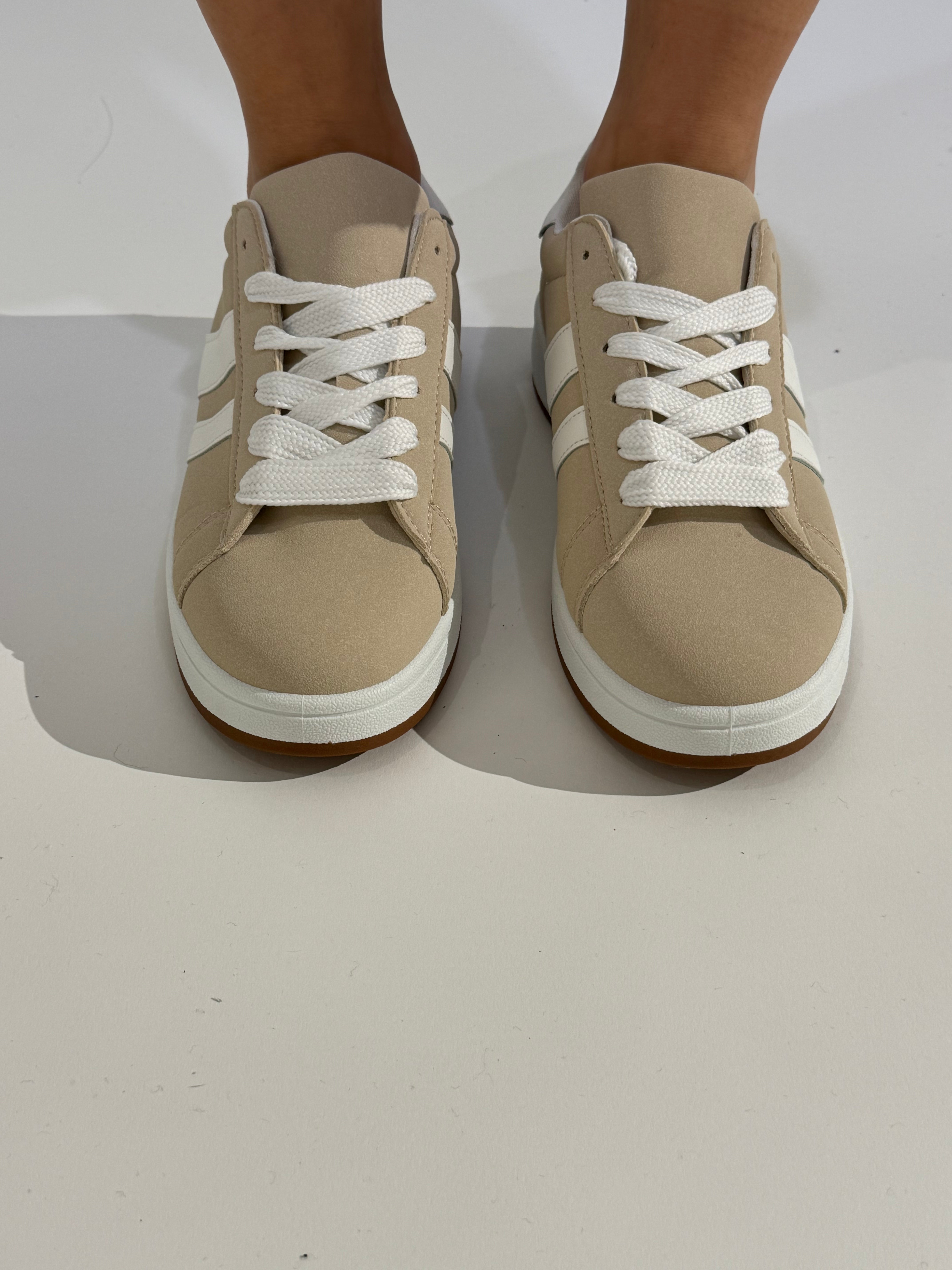 Sneakers con bande laterali LARGHE DIVERSE