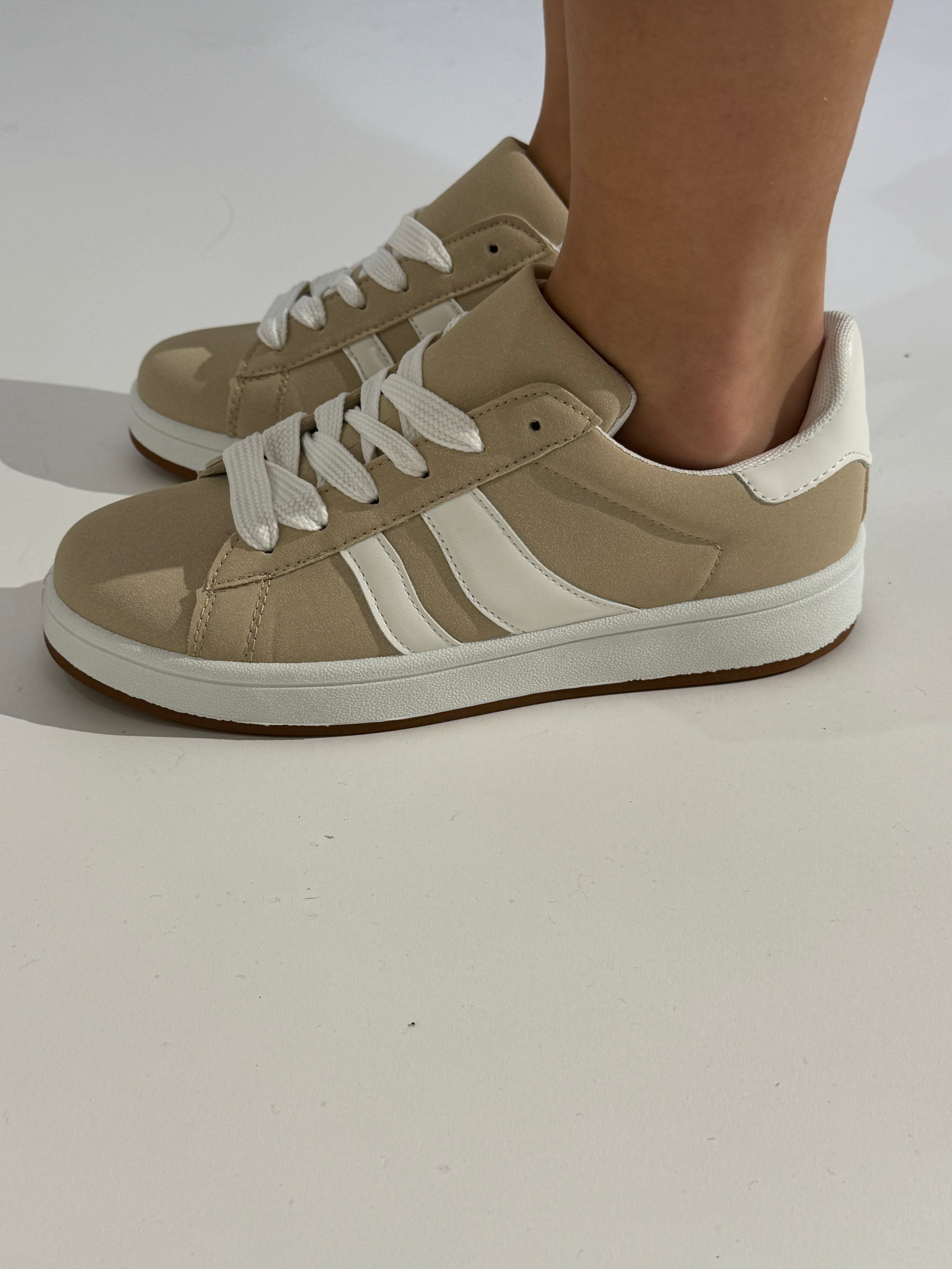 Sneakers con bande laterali LARGHE DIVERSE