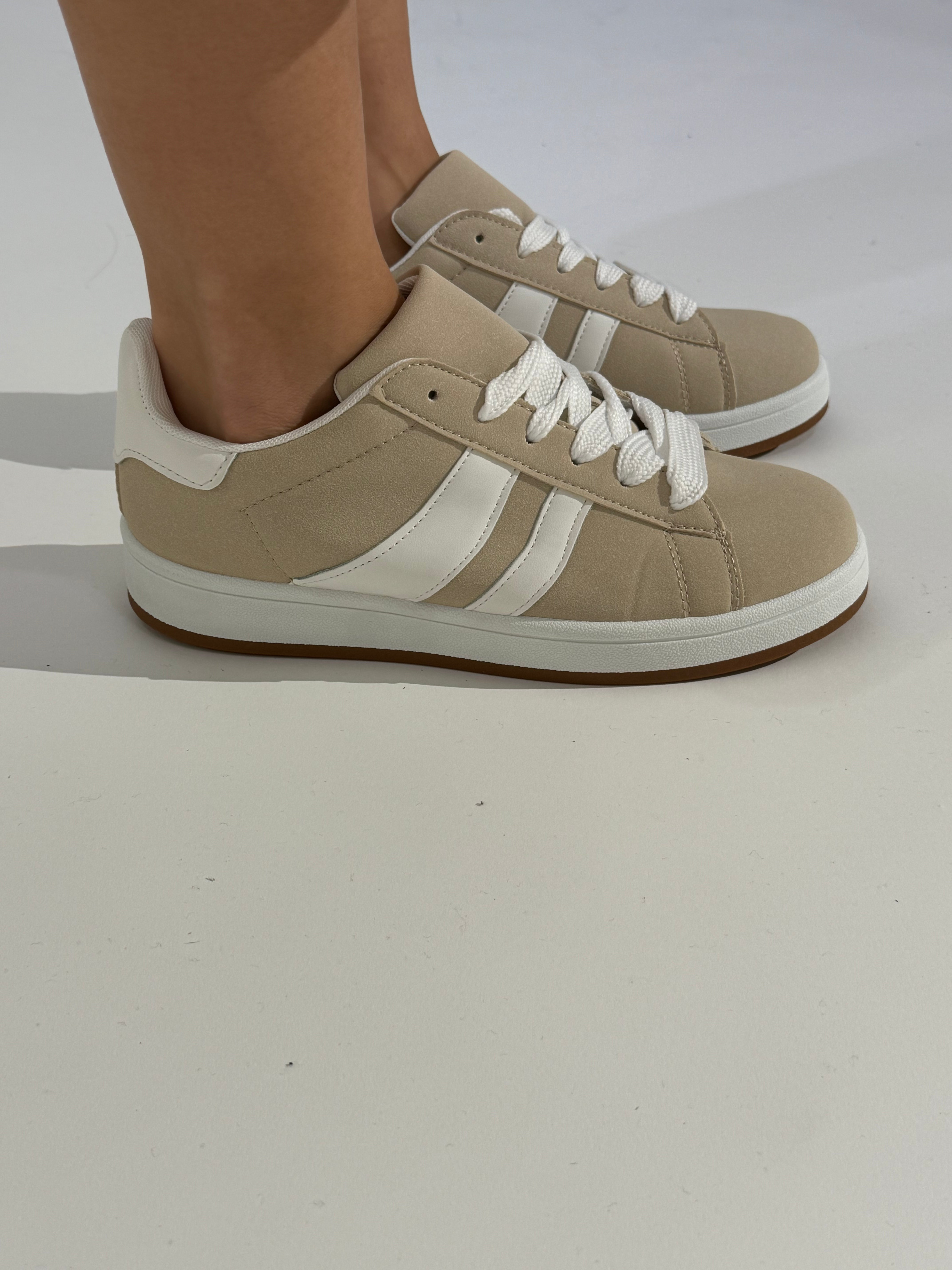 Sneakers con bande laterali LARGHE DIVERSE