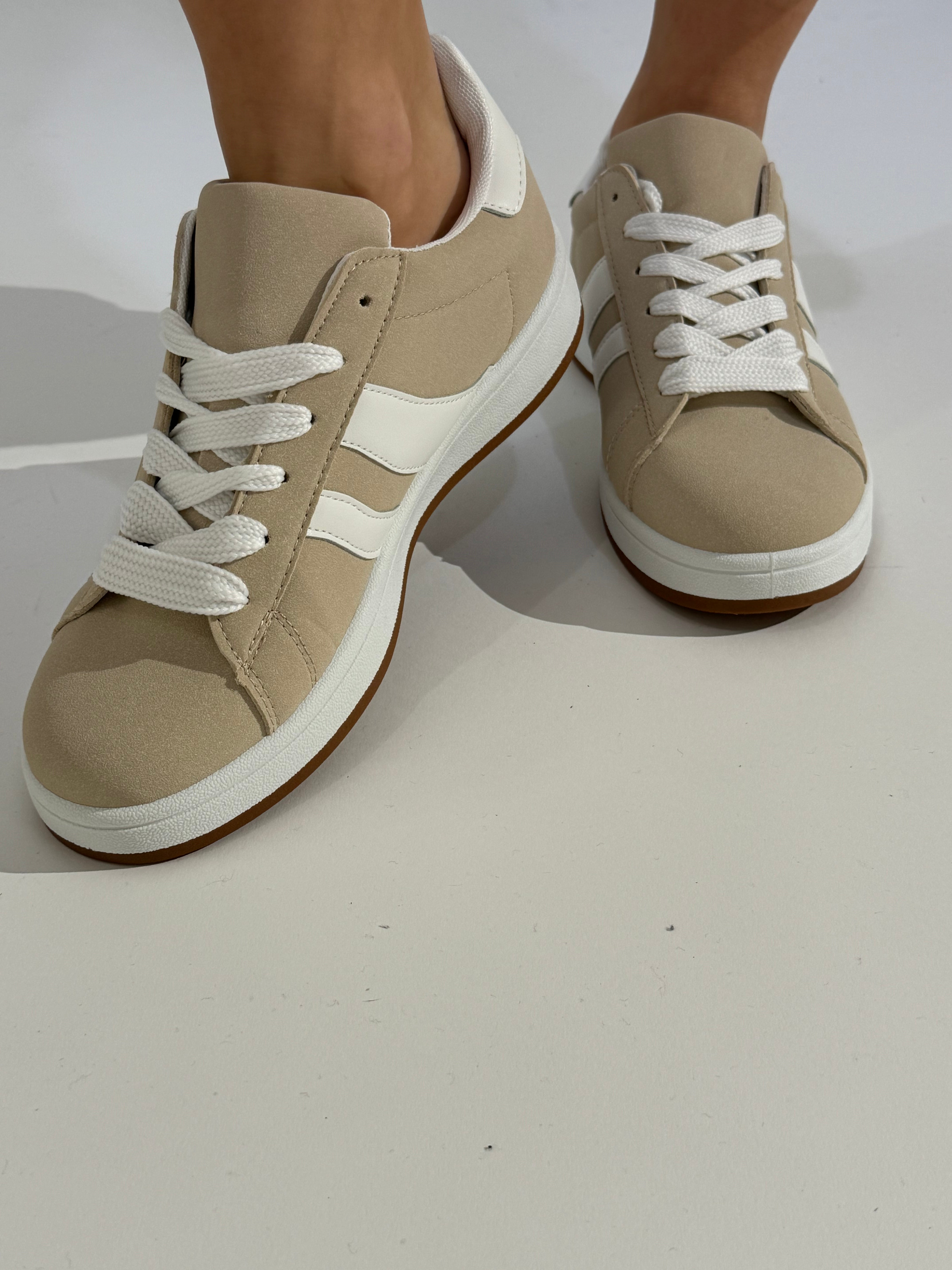 Sneakers con bande laterali LARGHE DIVERSE