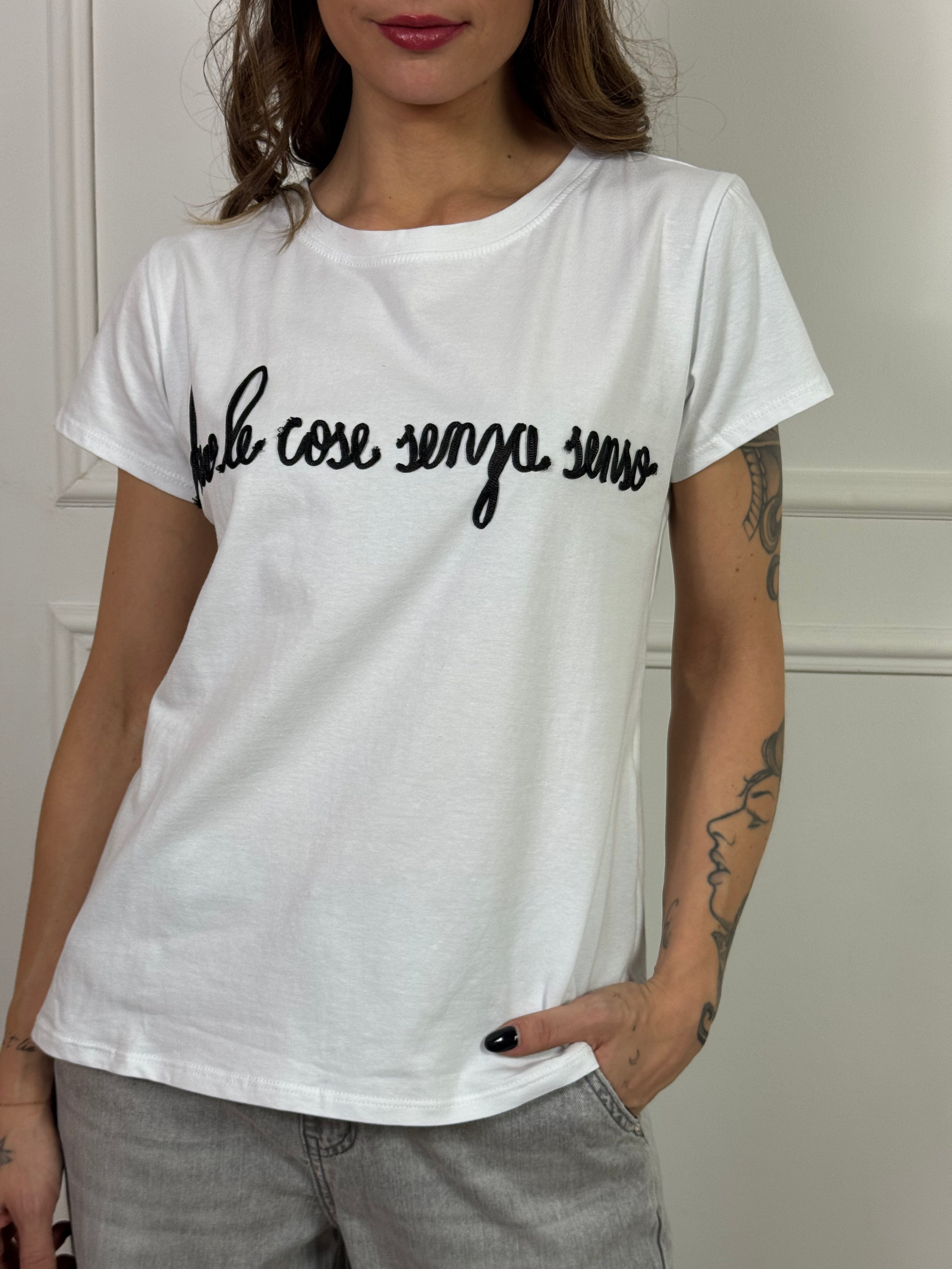 T-shirt con ricamo Victoria ILMH AMO LE COSE SENZA SENSO