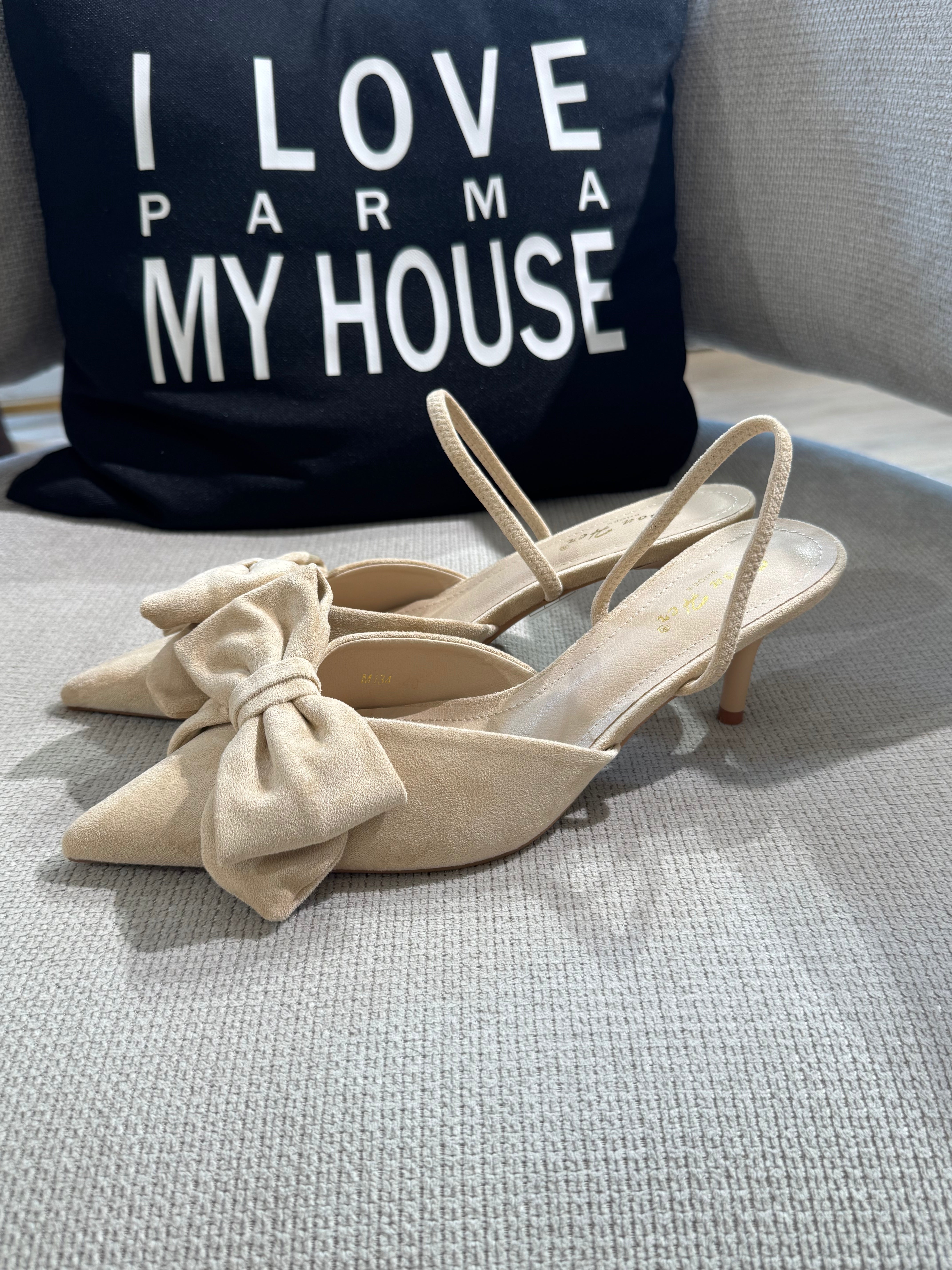 Scarpa pointy-toe con tacco scamosciata e fiocco