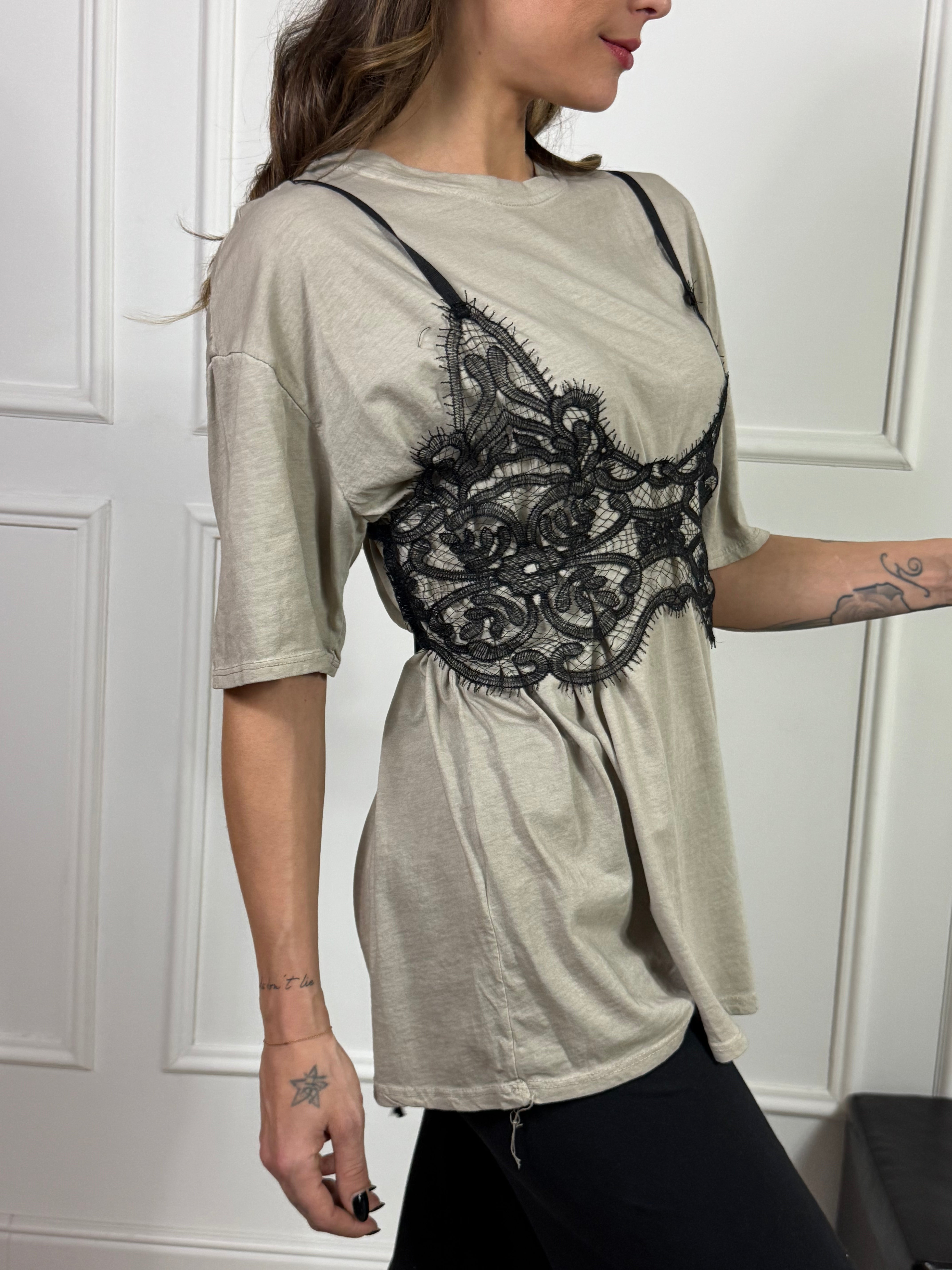 T-shirt over lavaggio vintage Victoria ILMH con top in pizzo