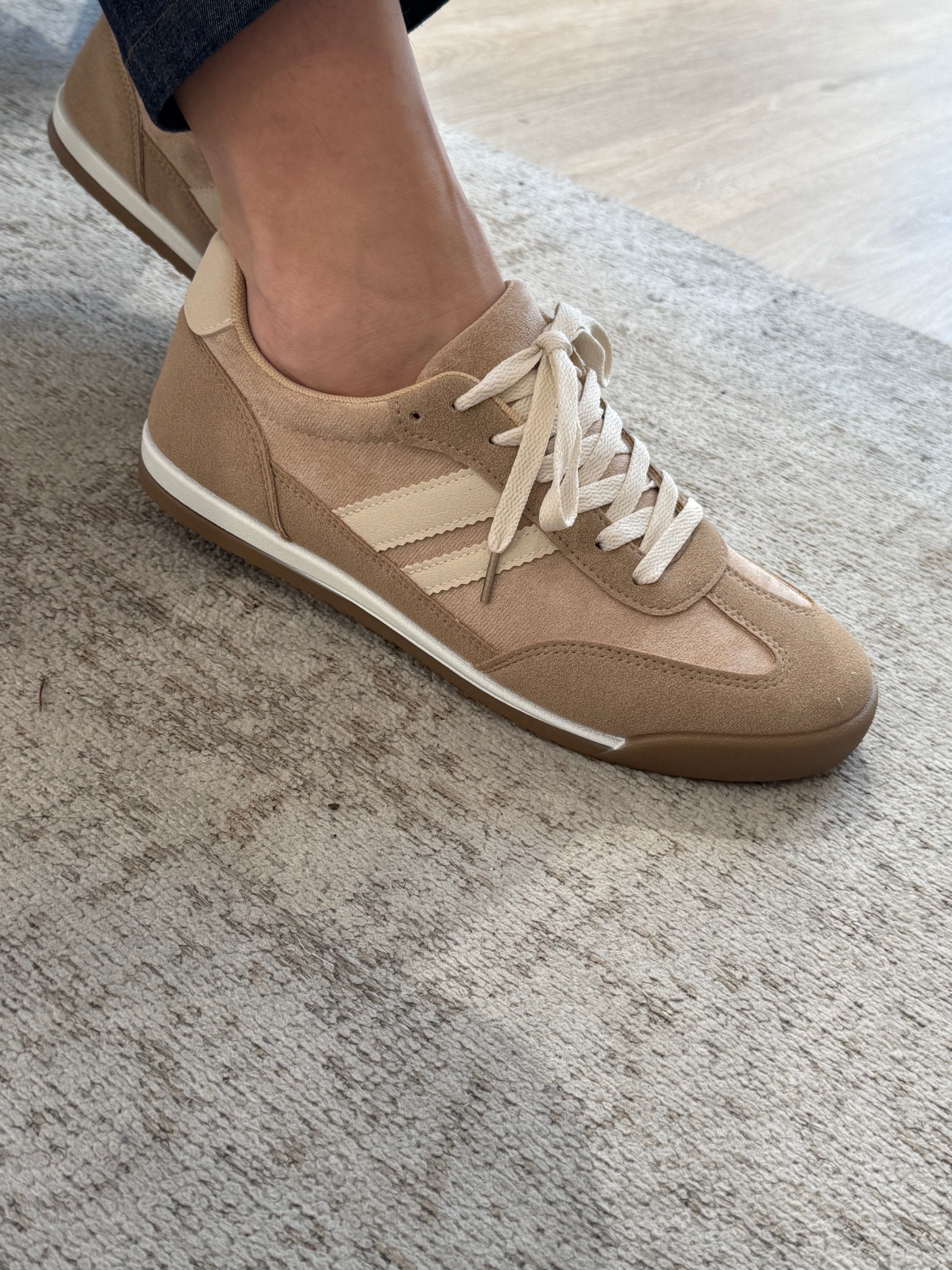 Sneakers con lacci scamosciate con bande a contrasto