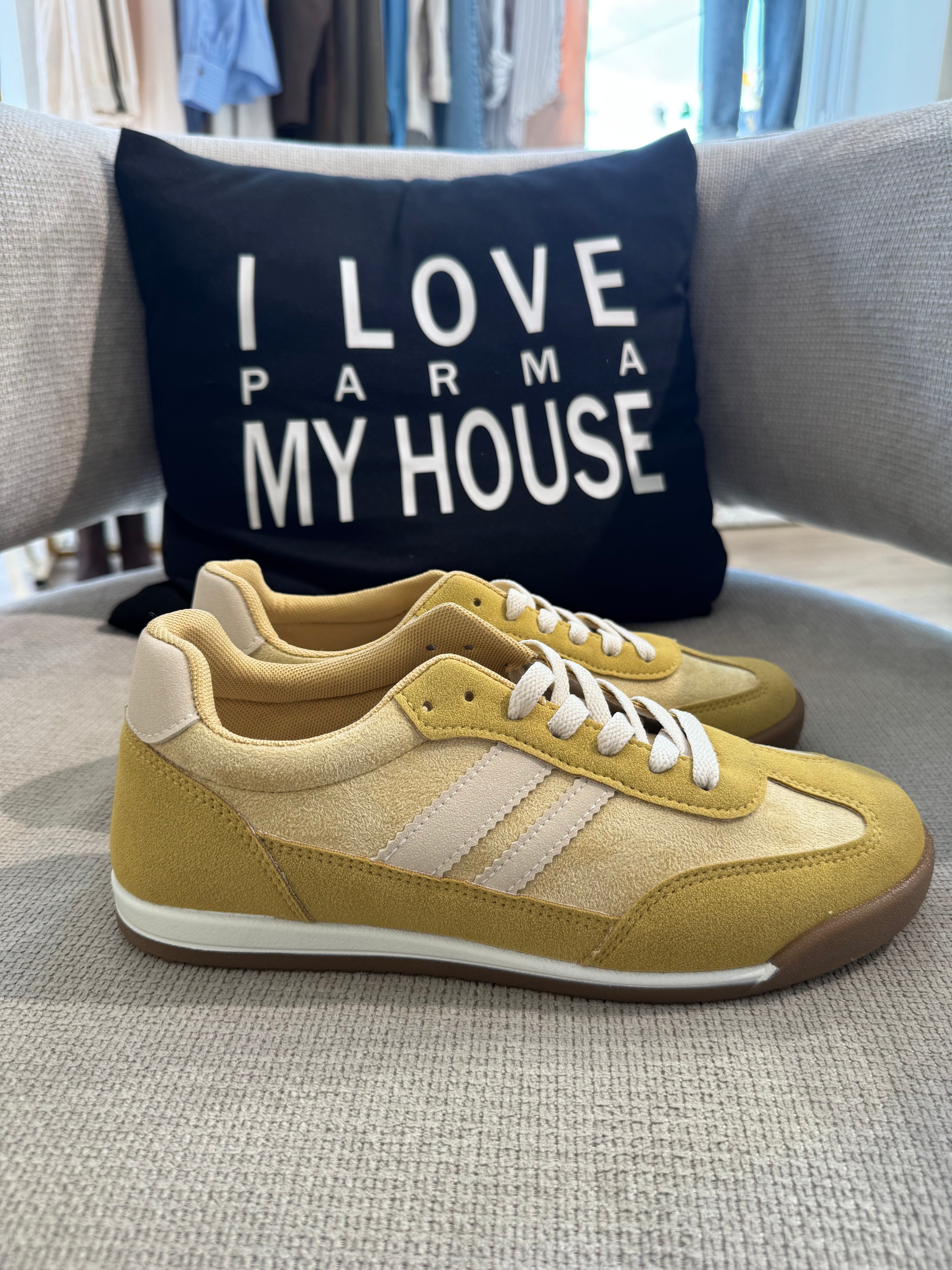 Sneakers con lacci scamosciate con bande a contrasto