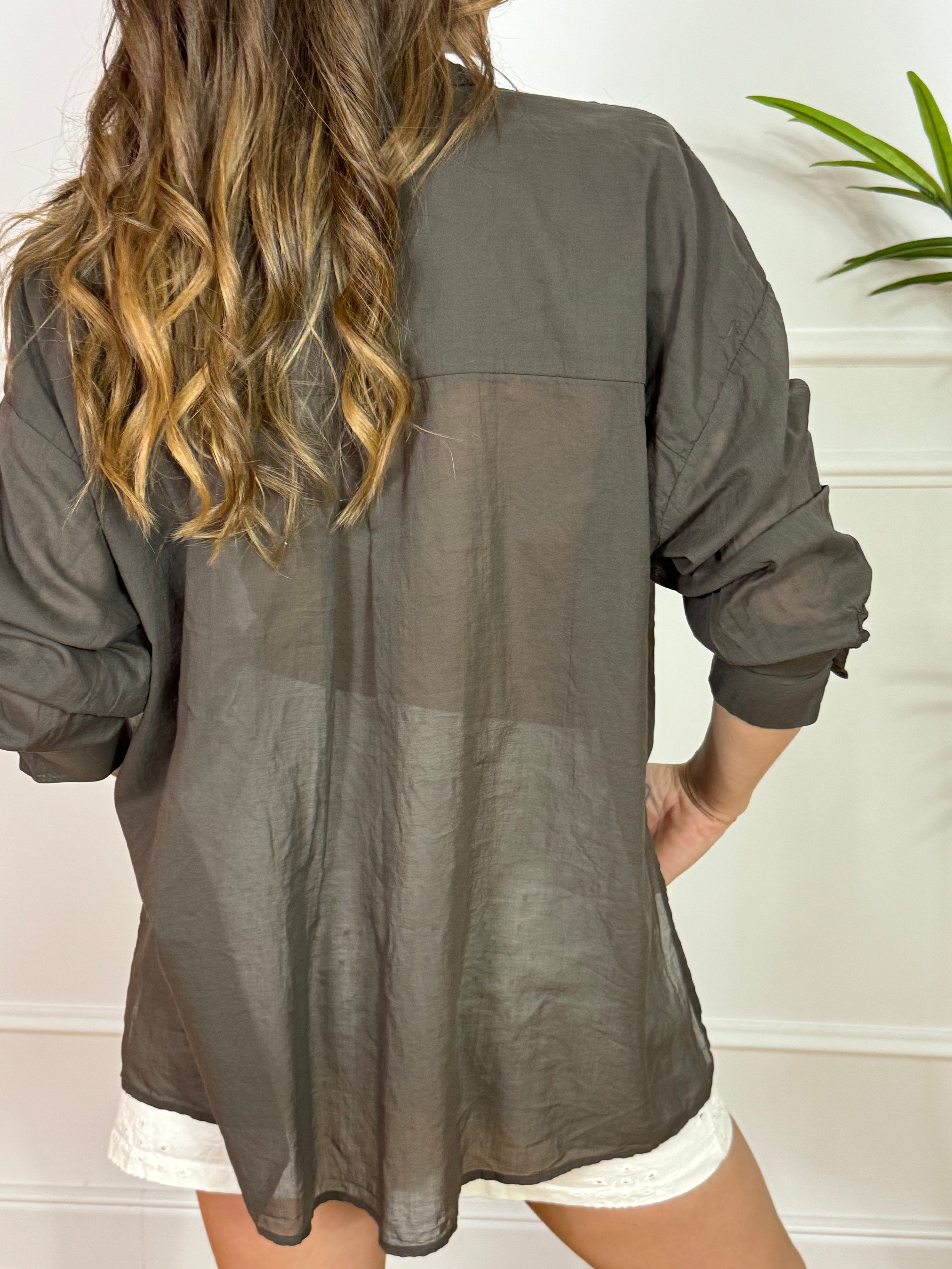 Camicia in cotone leggero over Kikisix con spacchetti
