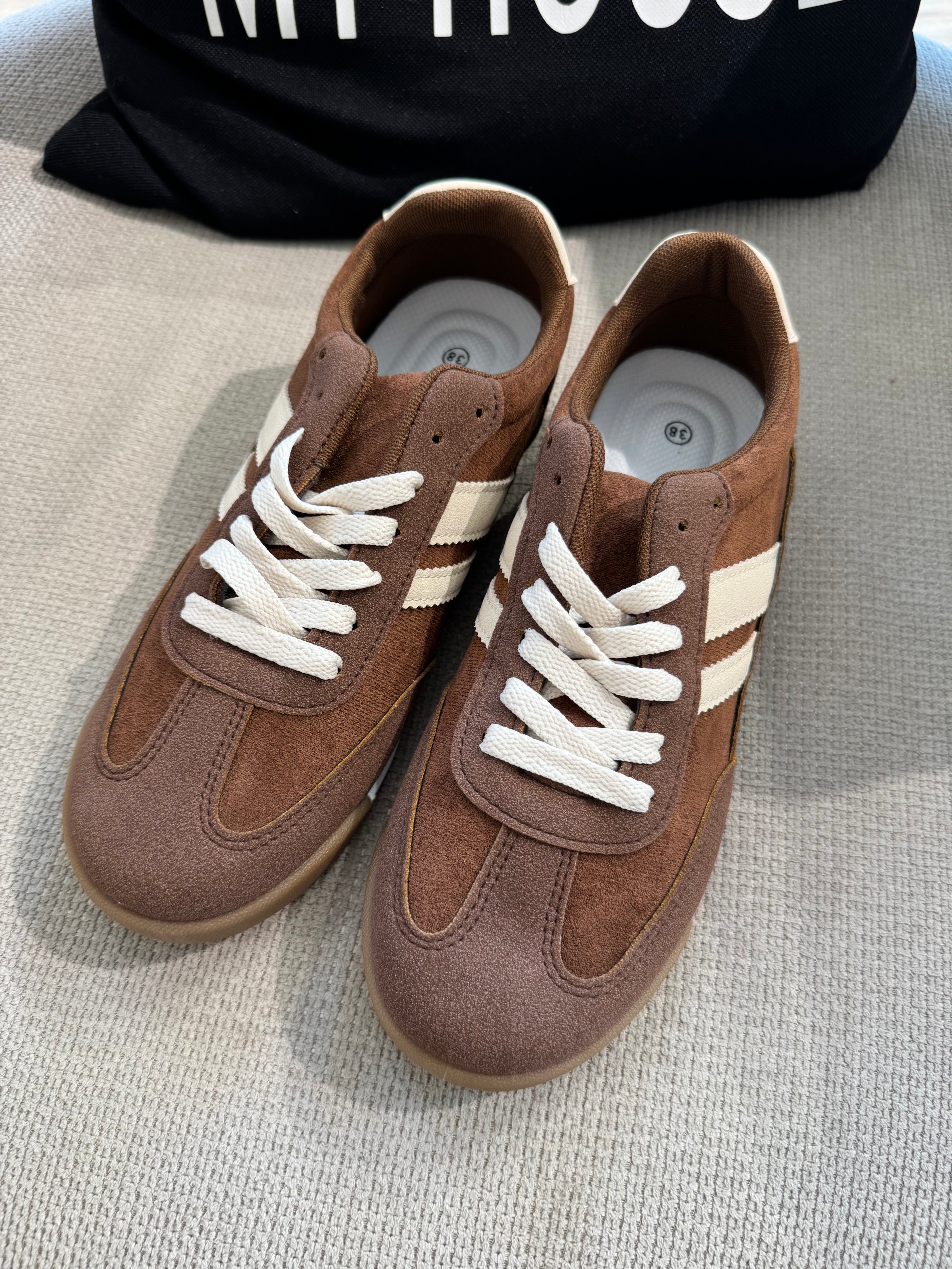 Sneakers con lacci scamosciate con bande a contrasto