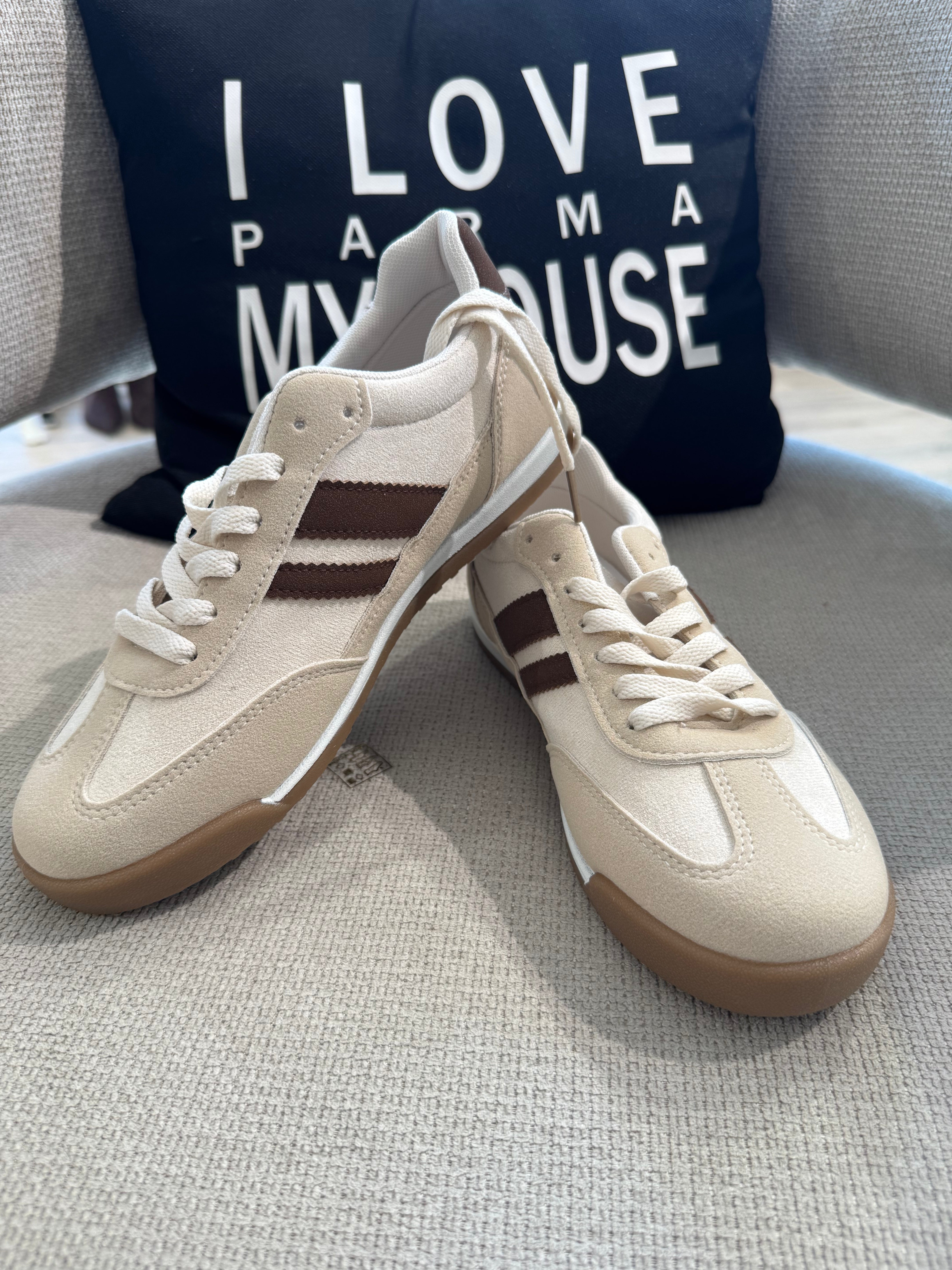Sneakers con lacci scamosciate con bande a contrasto