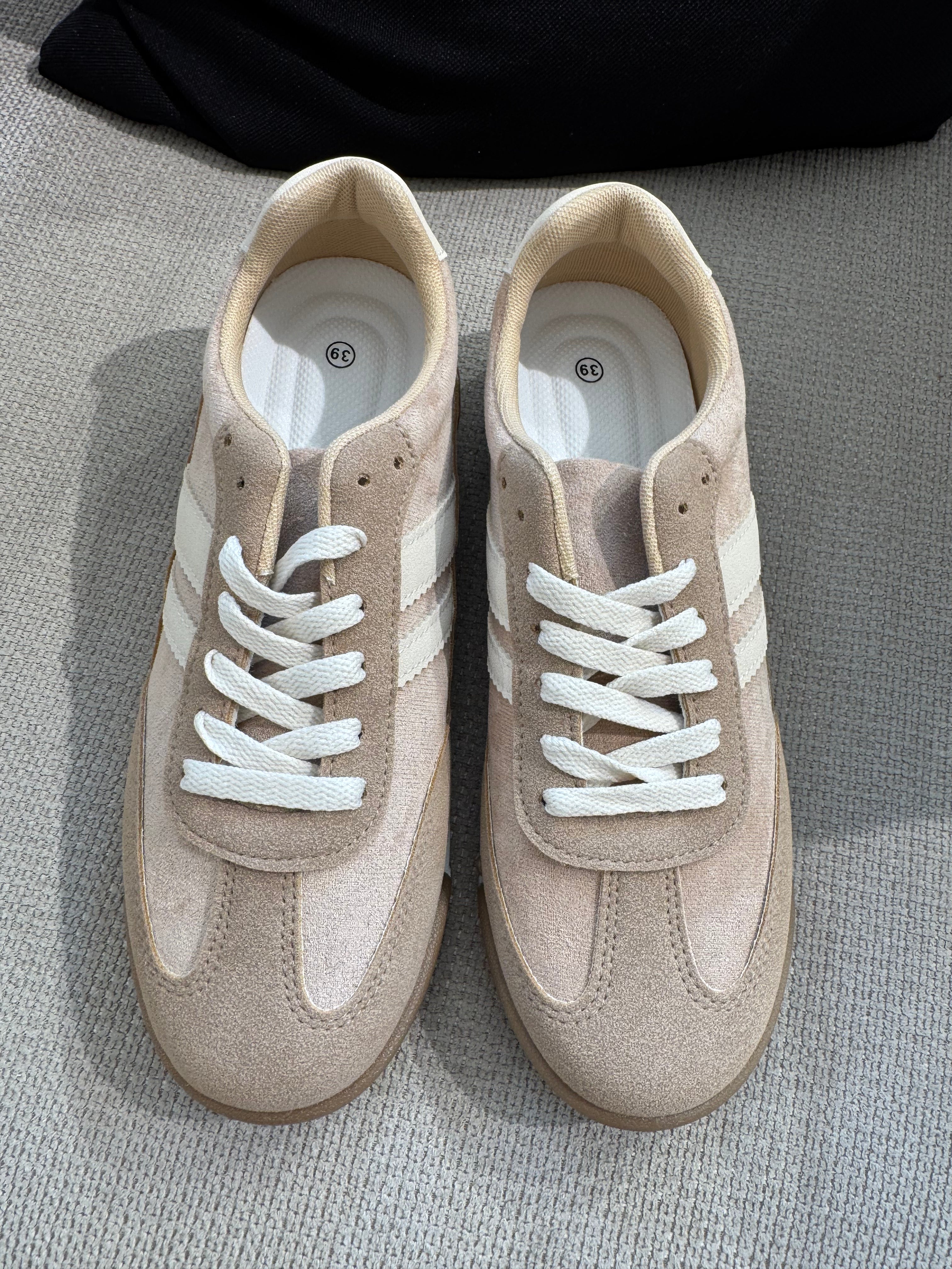 Sneakers con lacci scamosciate con bande a contrasto