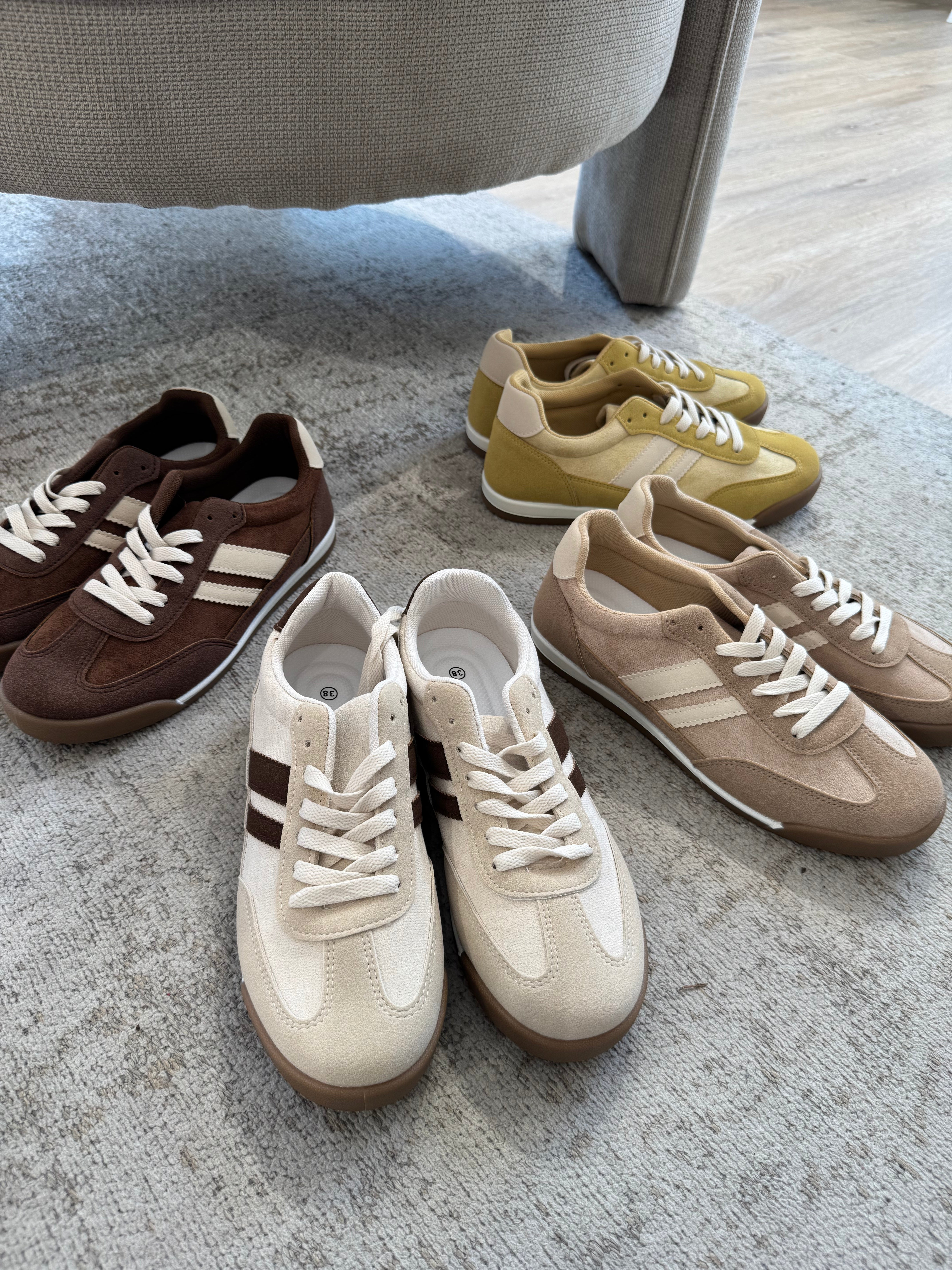 Sneakers con lacci scamosciate con bande a contrasto