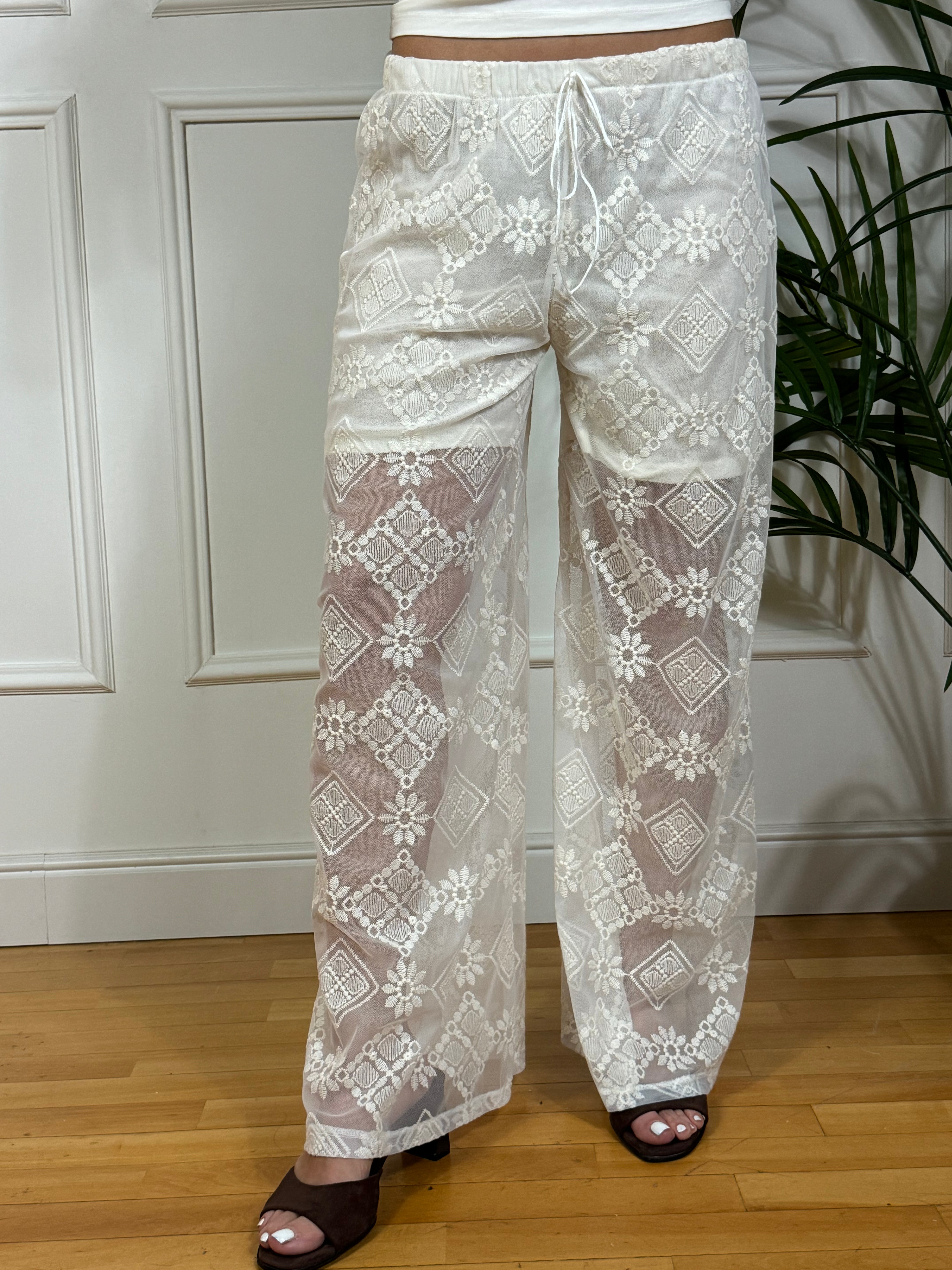 Pantalone largo Kikisix con ricami e trasparenza