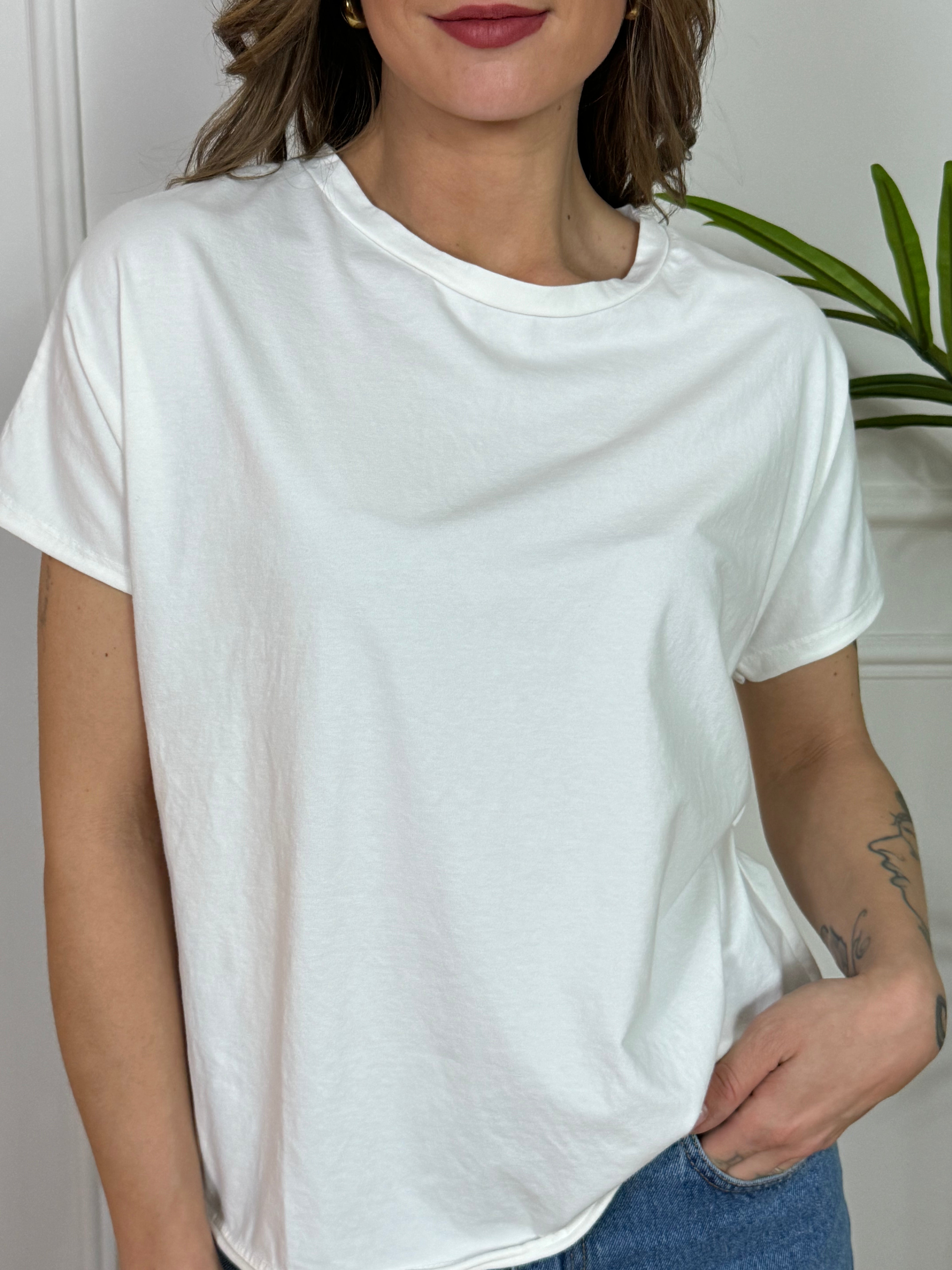 T-shirt Kikisix over spalla scesa