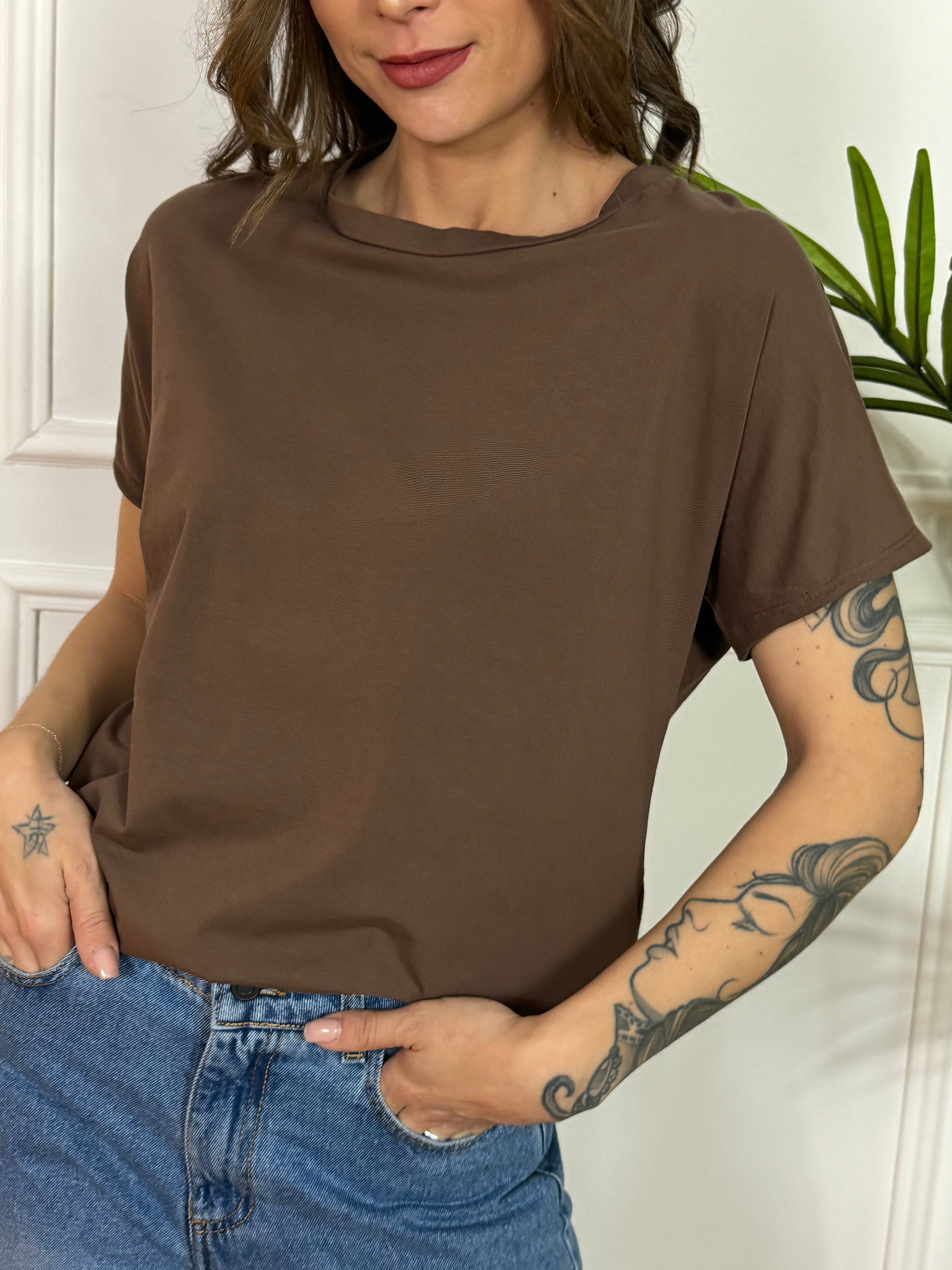 T-shirt Kikisix over spalla scesa