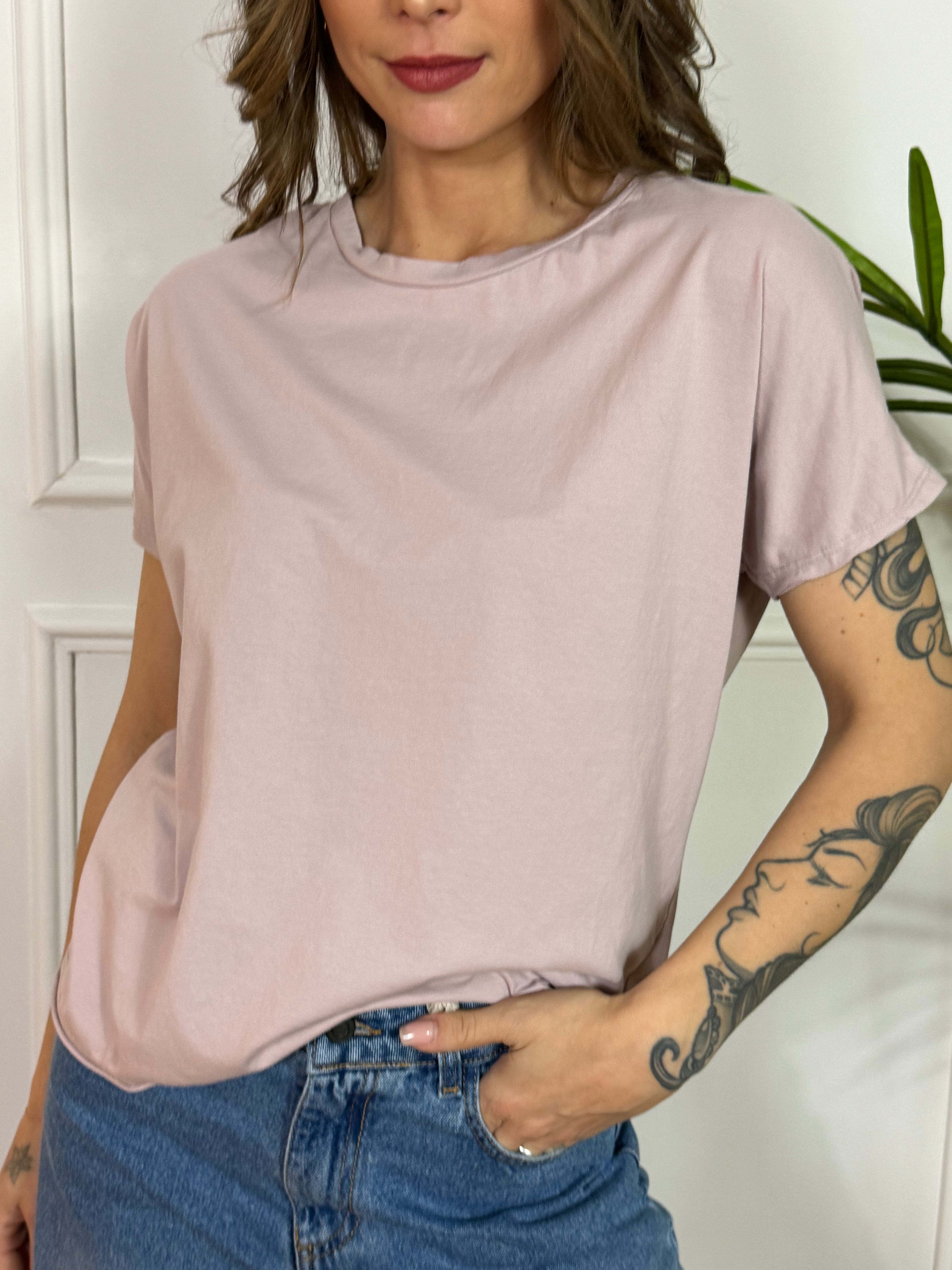 T-shirt Kikisix over spalla scesa