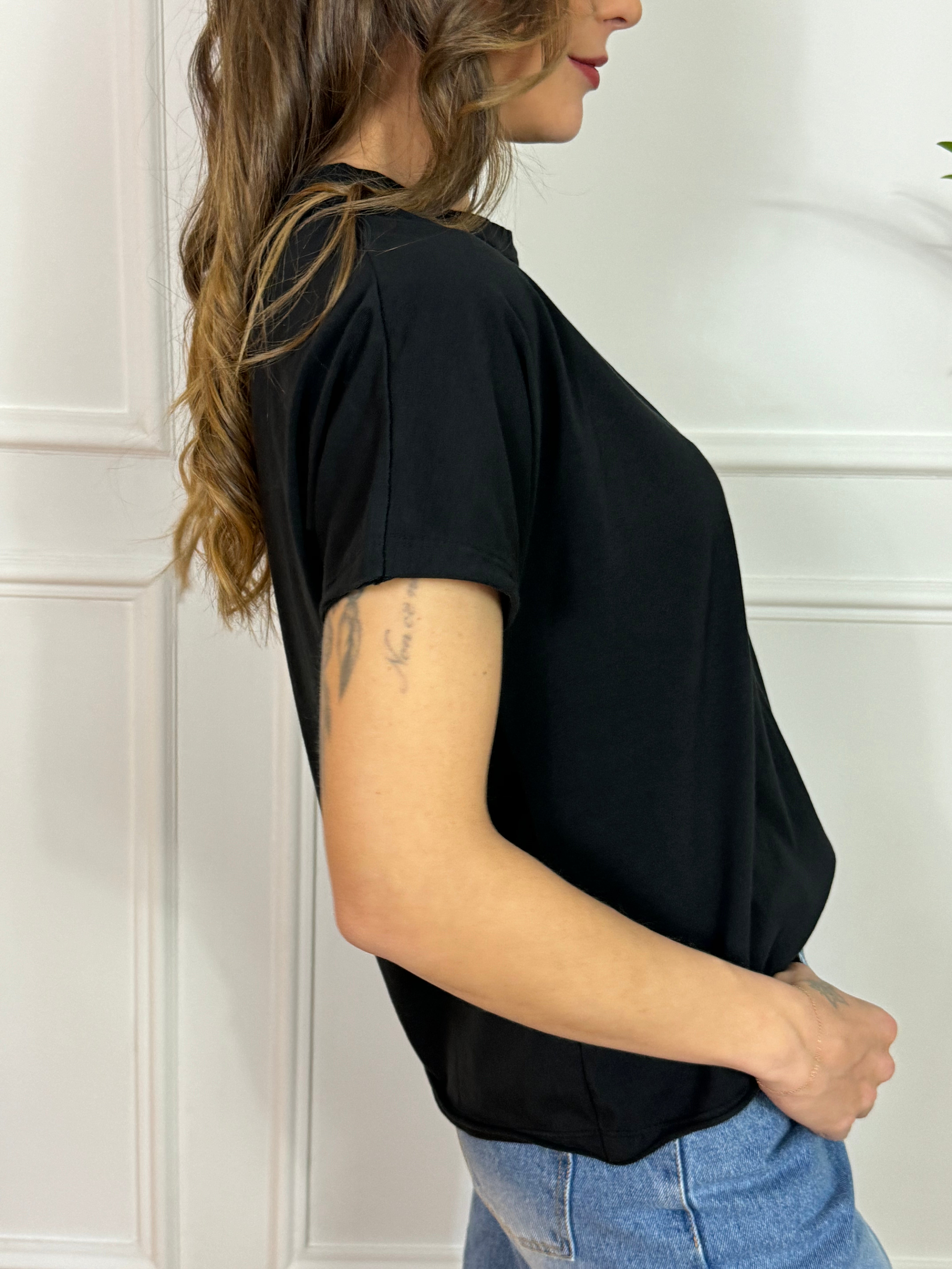T-shirt Kikisix over spalla scesa