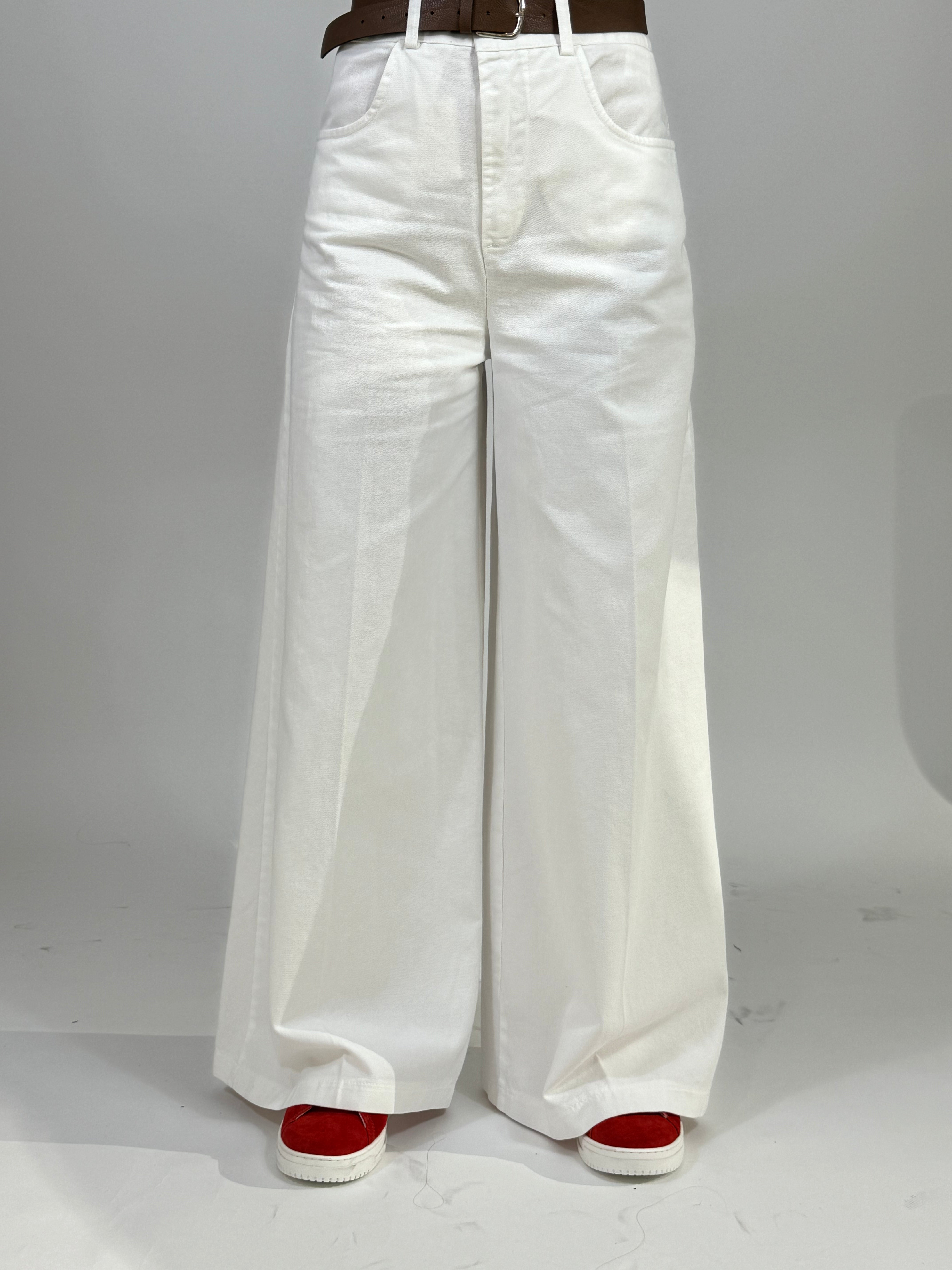 Jeans bianco Tensione In con cintura marrone