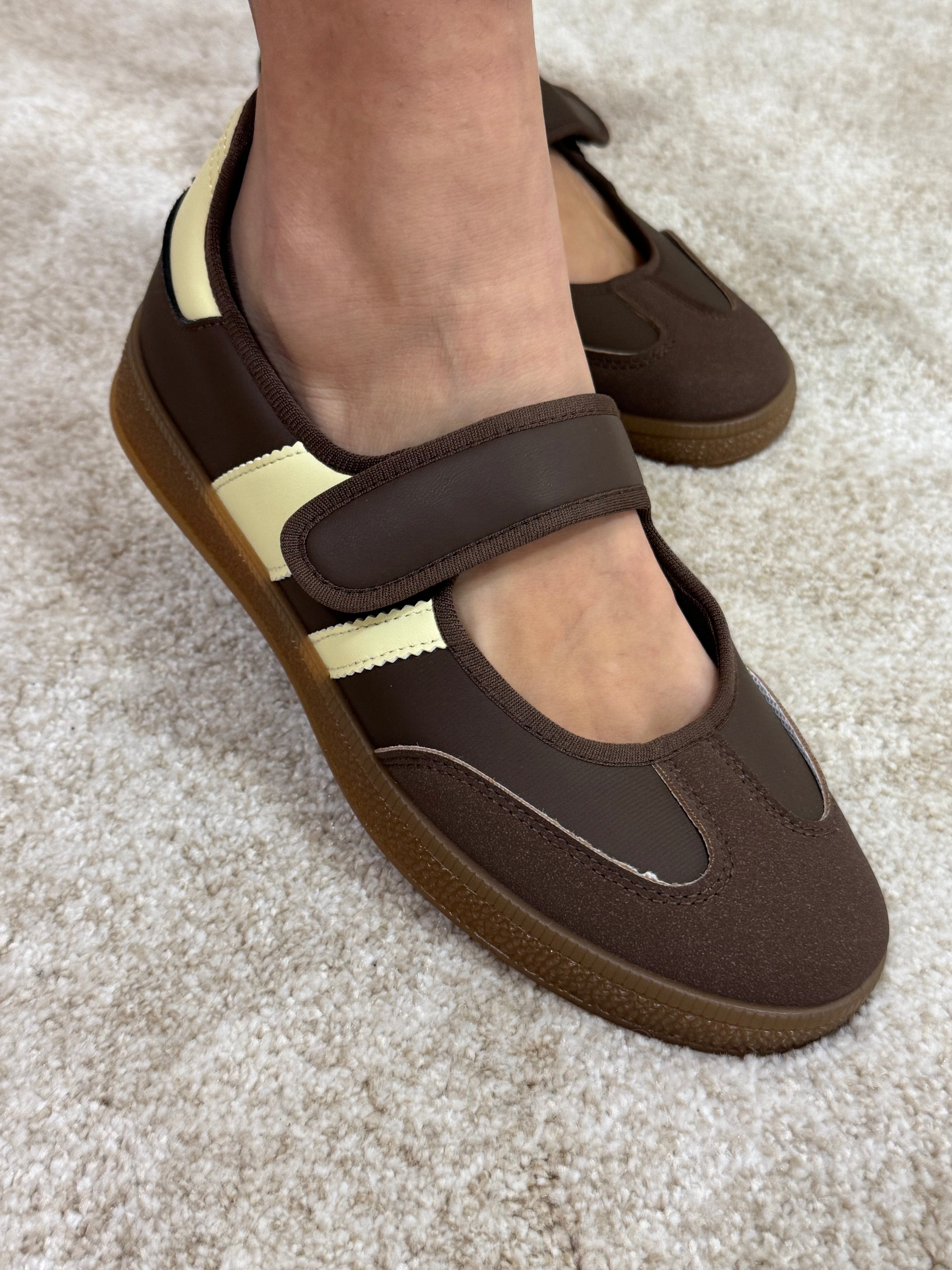 Ballerina sneakers con chiusura a strappo e bande laterali