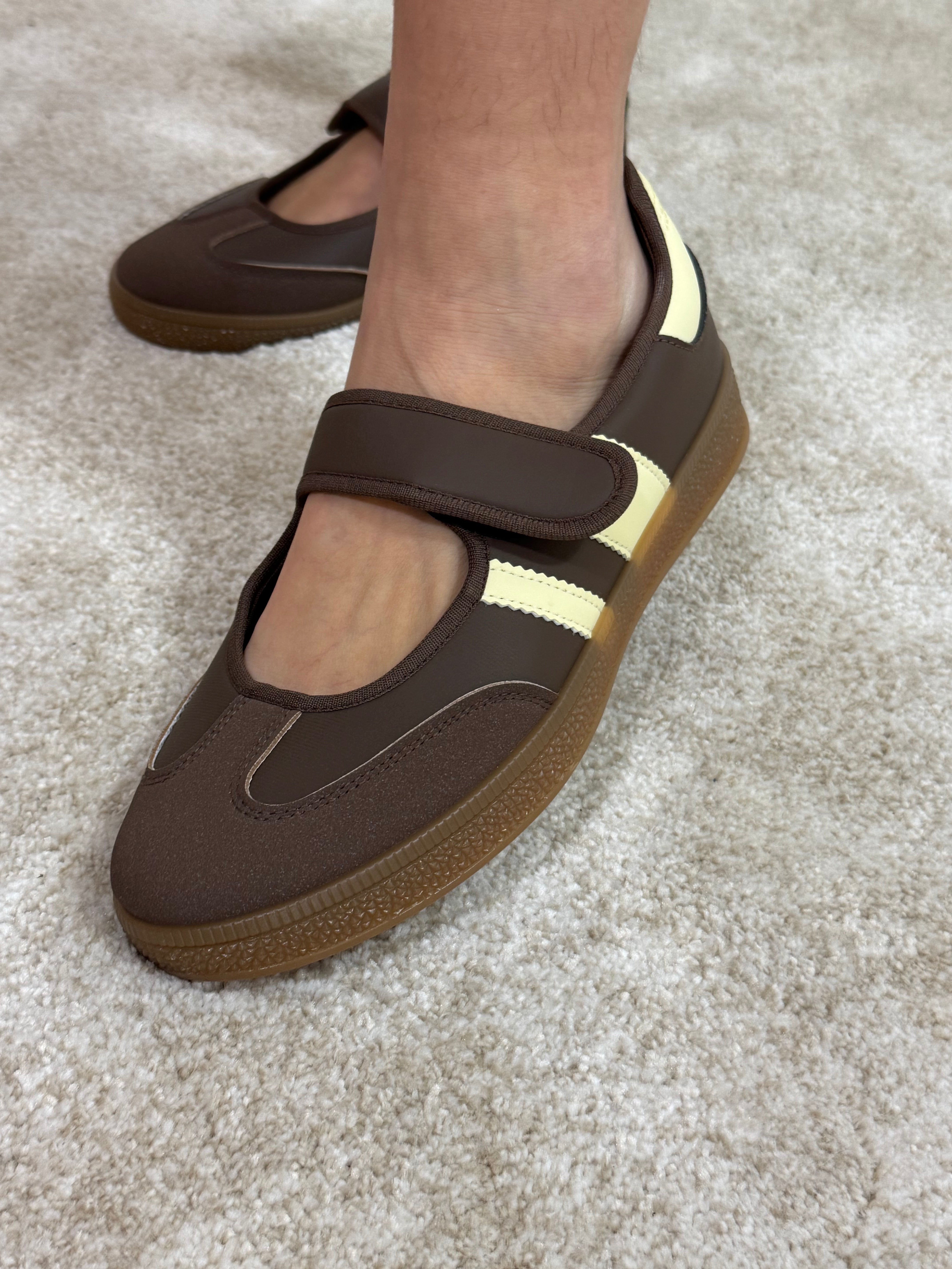 Ballerina sneakers con chiusura a strappo e bande laterali