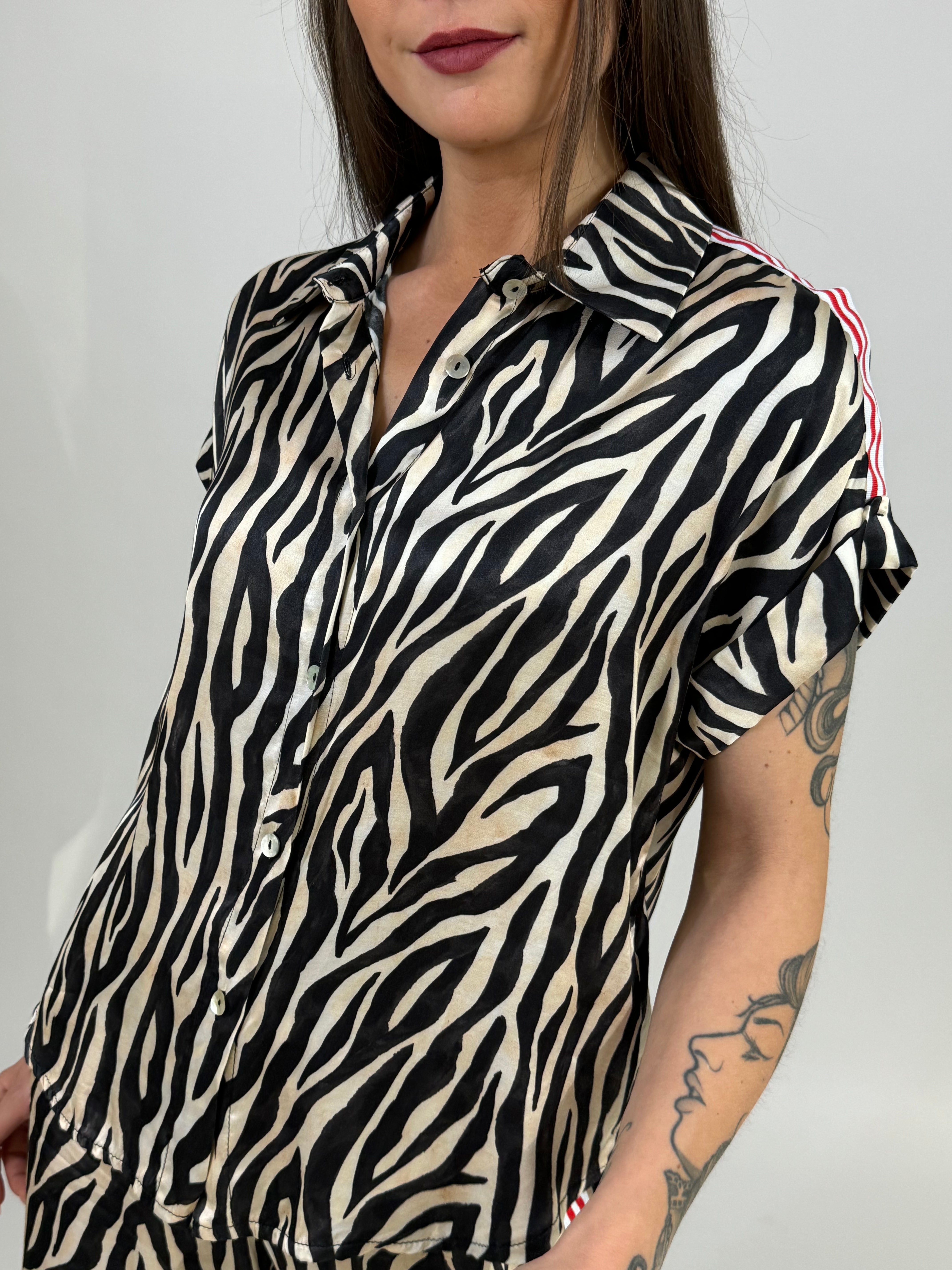 Camicia in raso Susy Mix fantasia zebrata con bande laterali