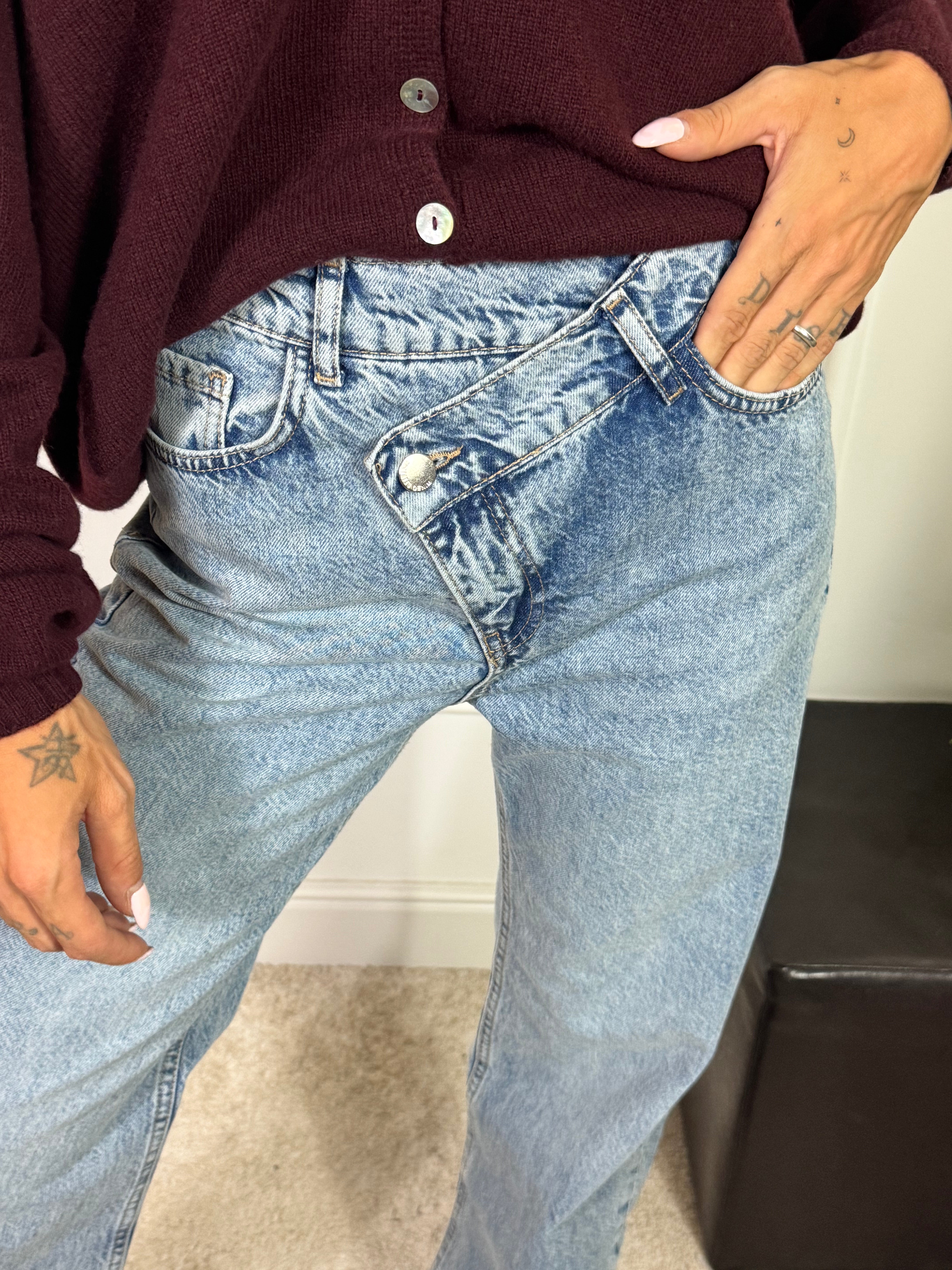 Jeans Kontatto MIKY ABBOTTONATURA ASIMMETRICA - lavaggio CHIARO