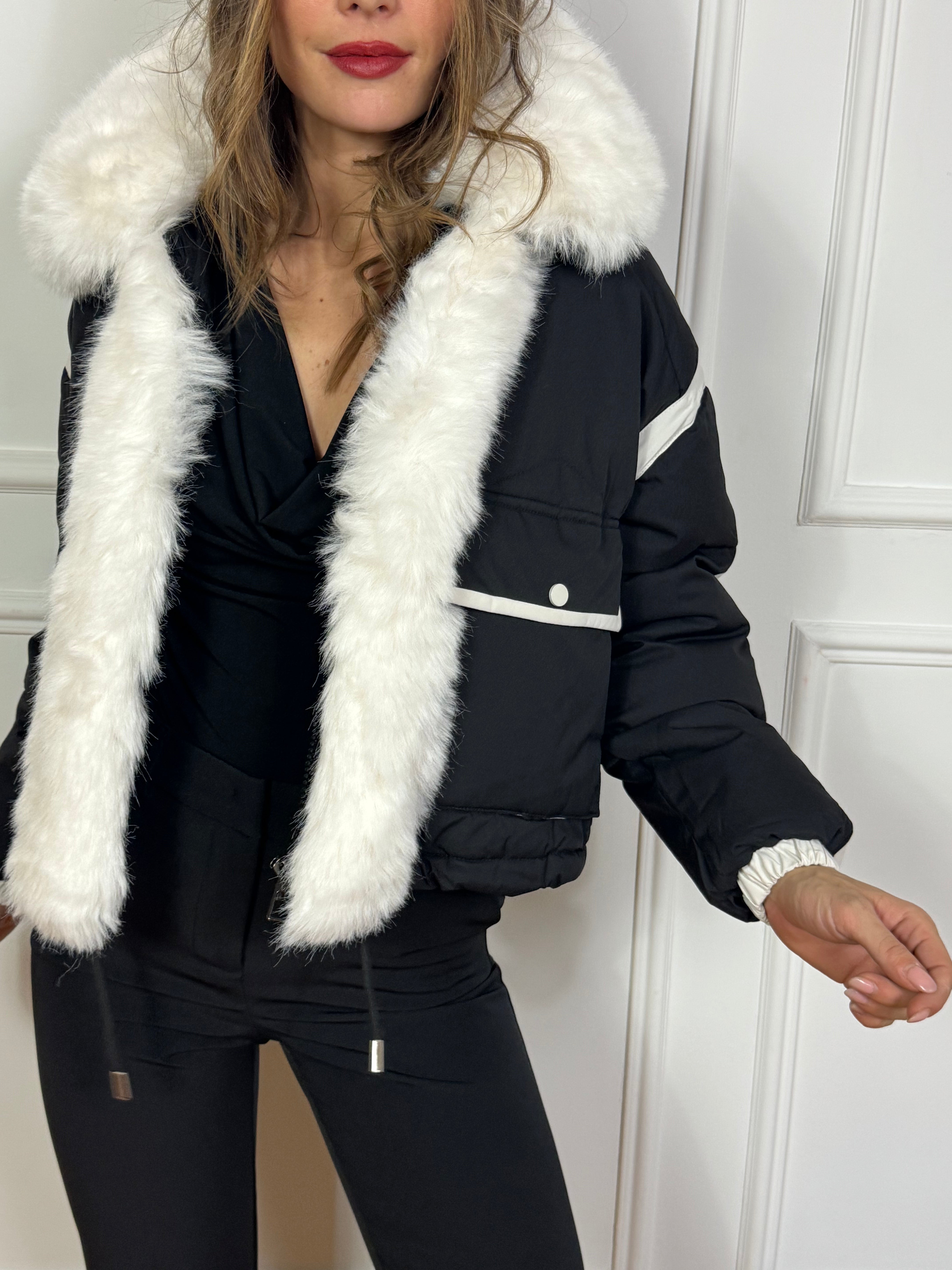 Piumino Victoria ILMH con finiture a contrasto e ecopelliccia removibile