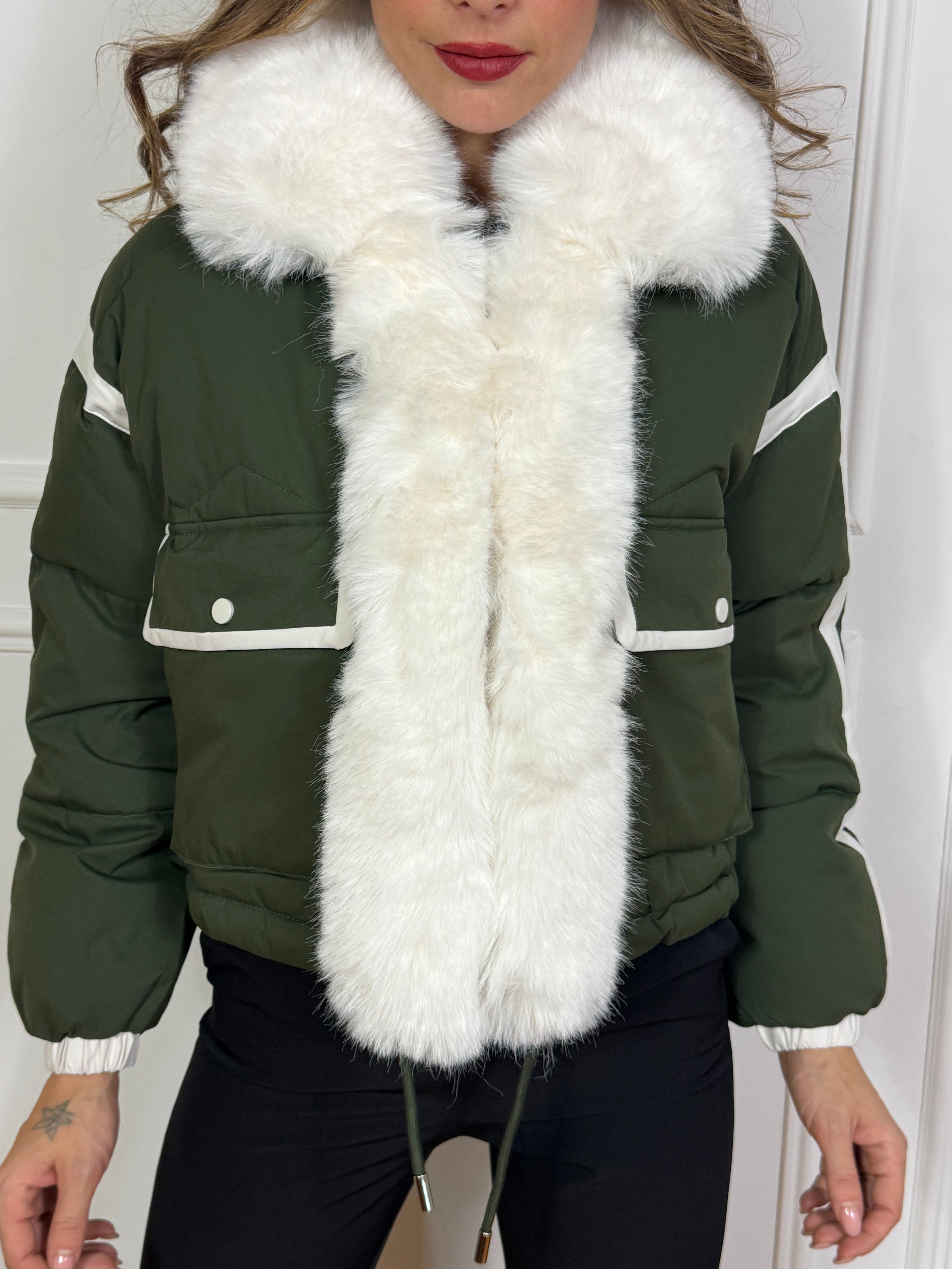 Piumino Victoria ILMH con finiture a contrasto e ecopelliccia removibile