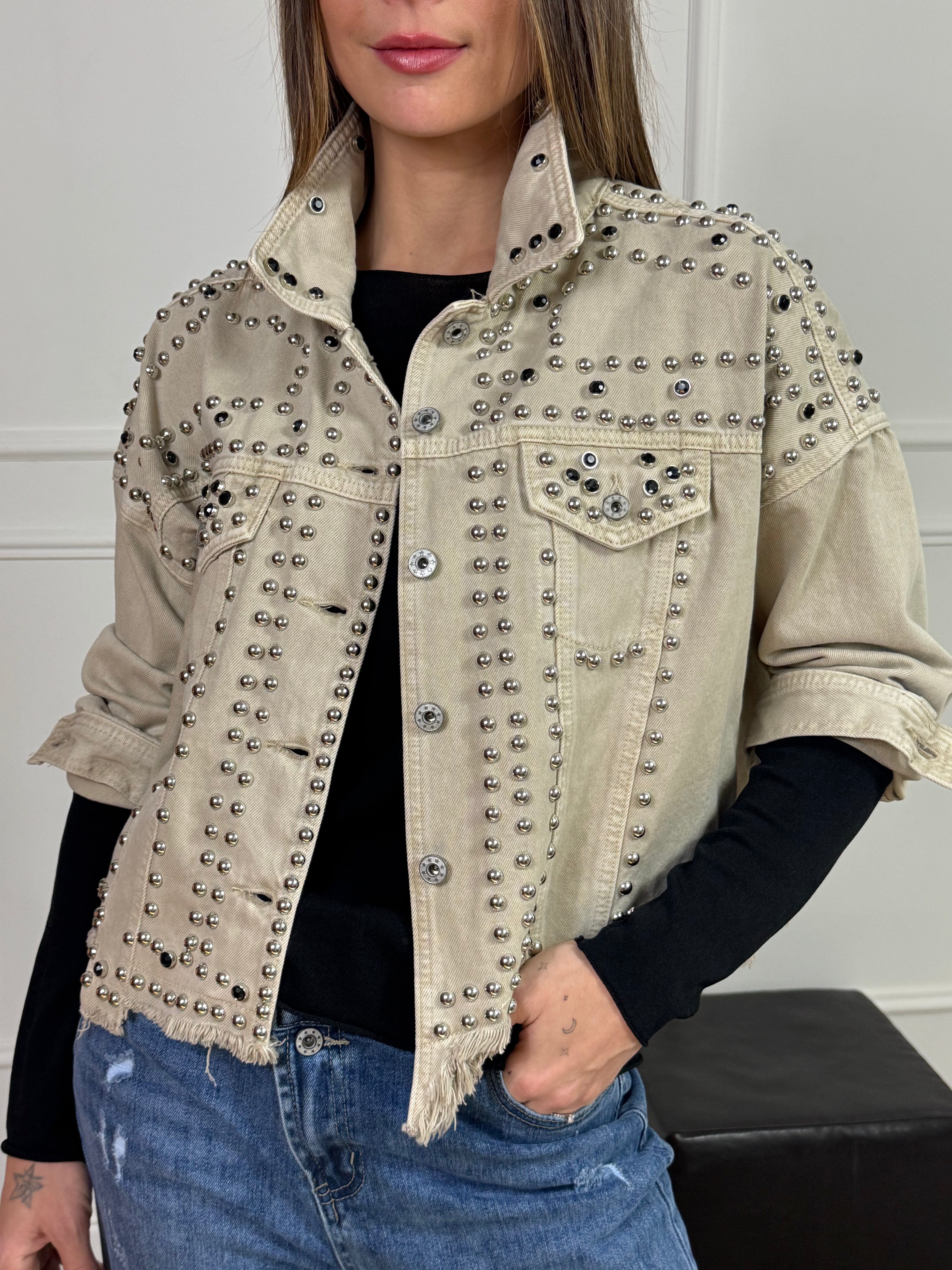 Giacca di jeans Victoria ILMH con BORCHIE E APPLICAZIONI