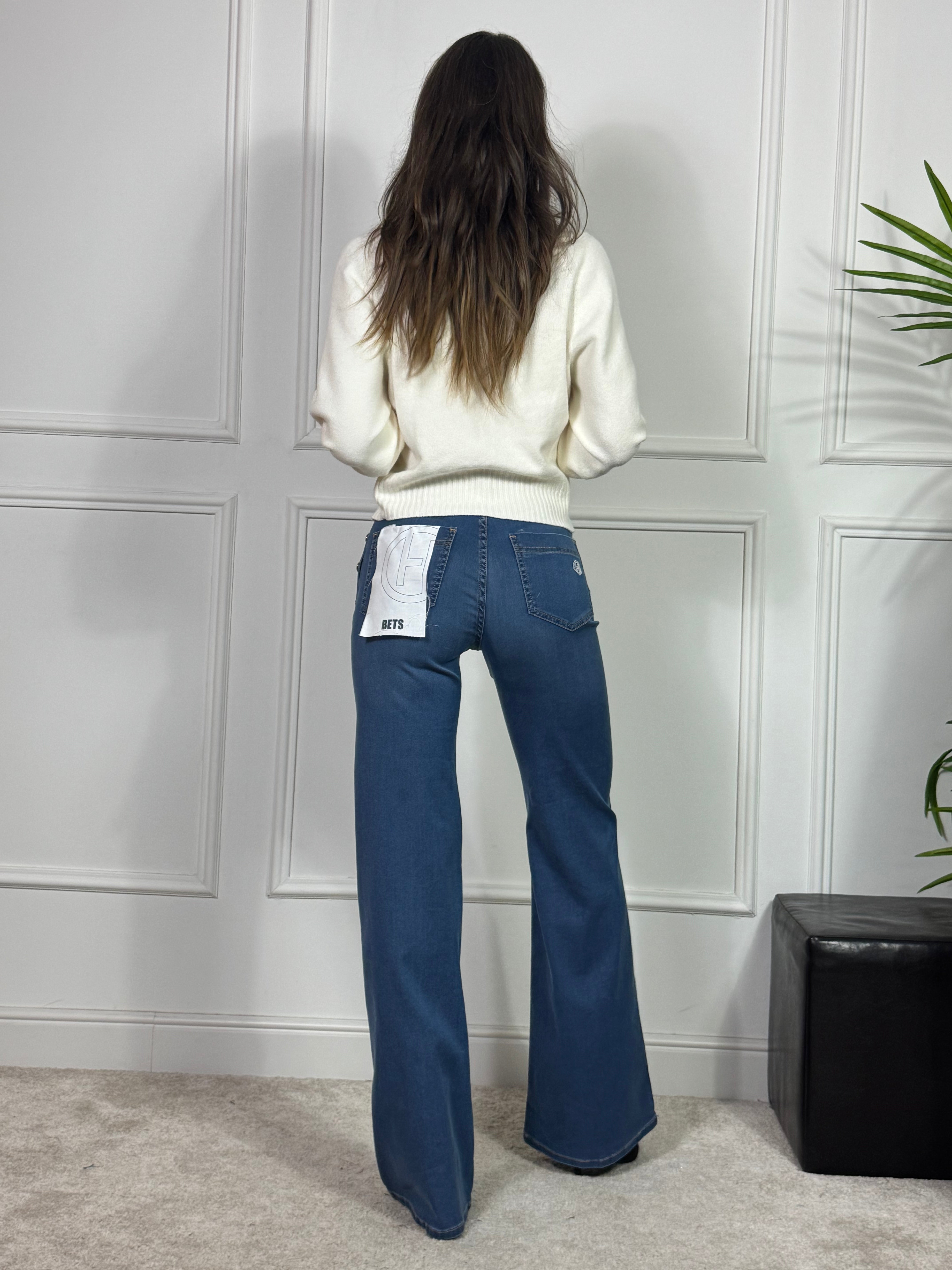 Jeans HAVE ONE FLARED BOTTONI ORO modello BETS