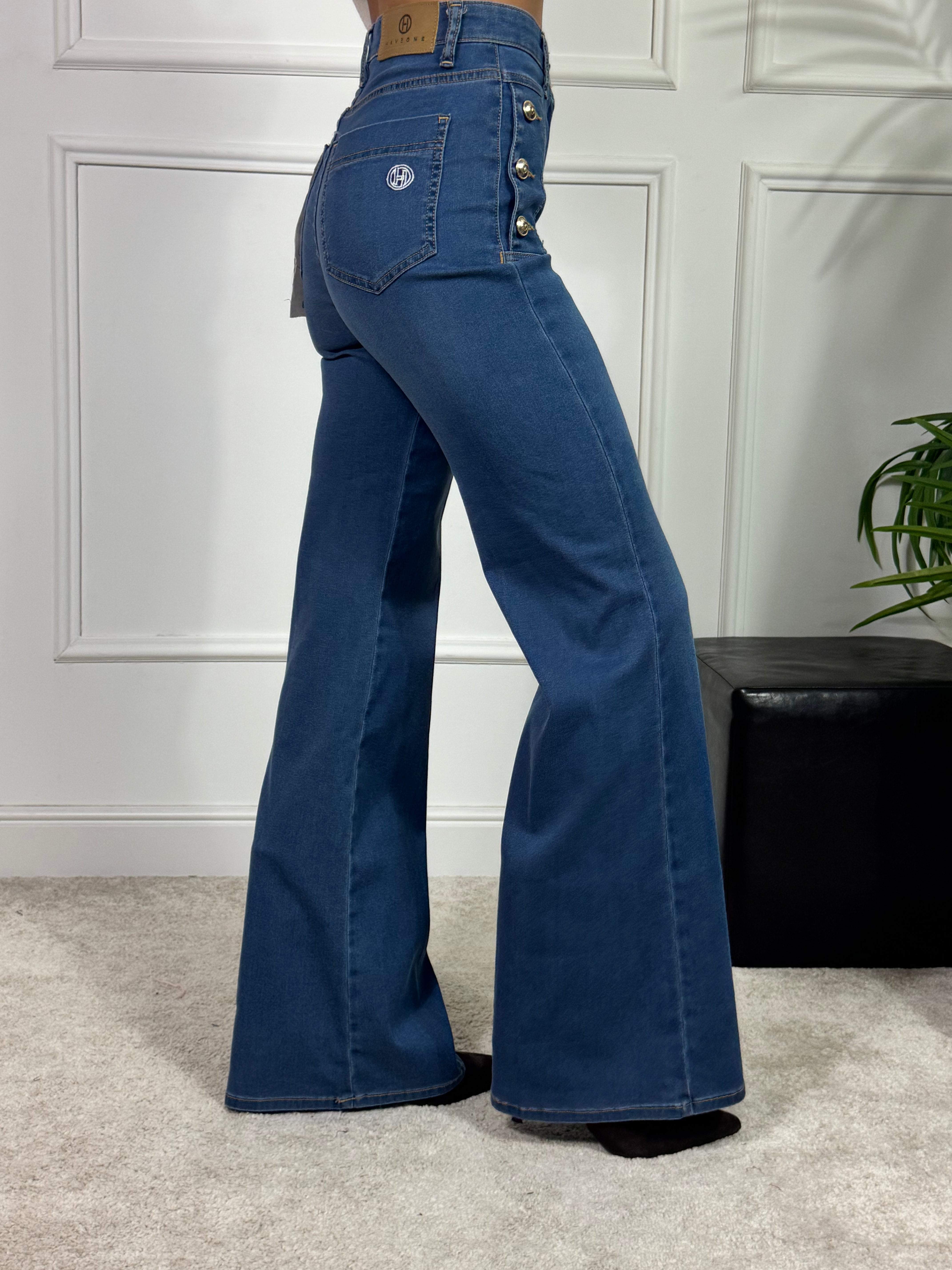Jeans HAVE ONE FLARED BOTTONI ORO modello BETS