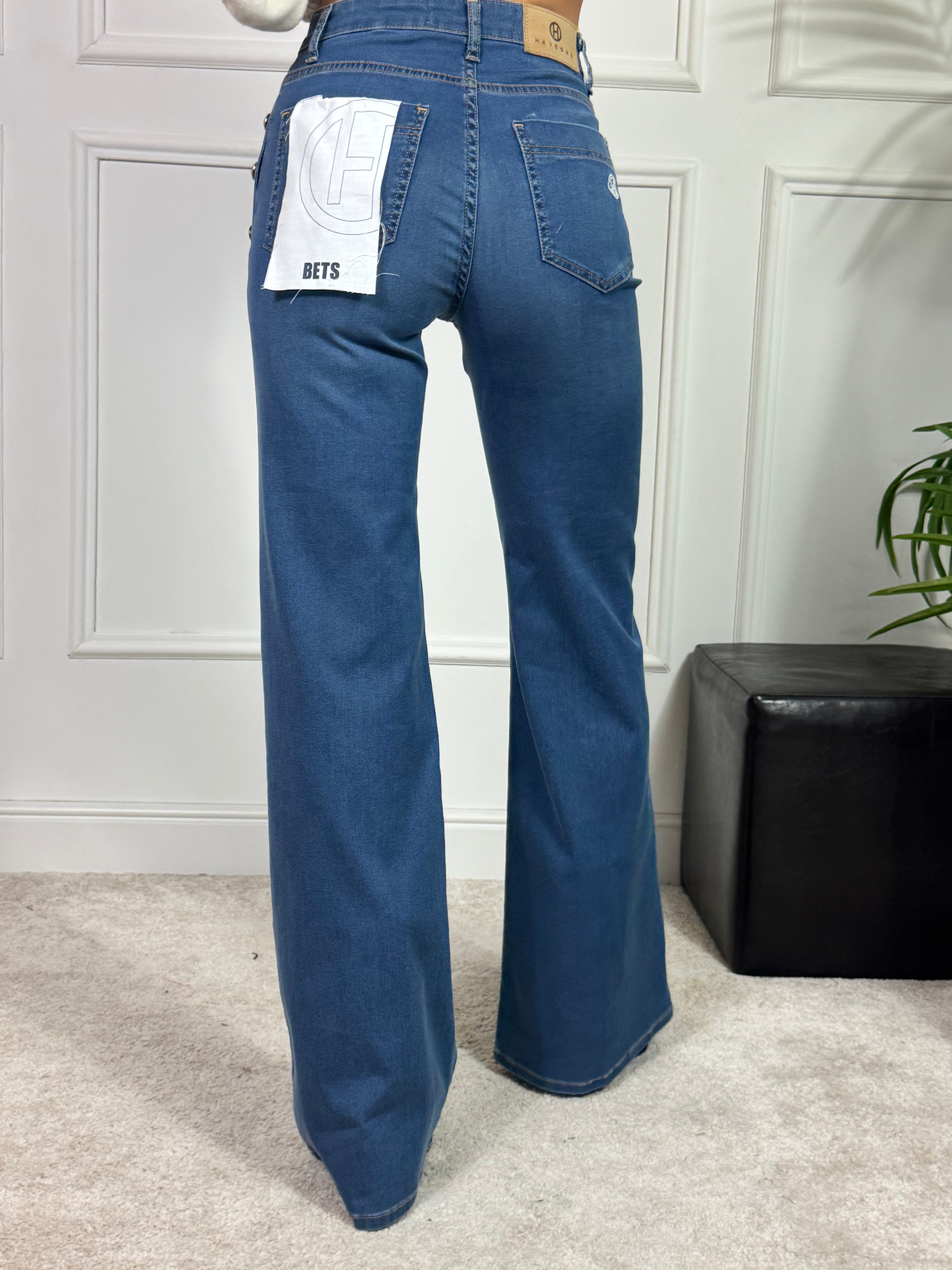 Jeans HAVE ONE FLARED BOTTONI ORO modello BETS