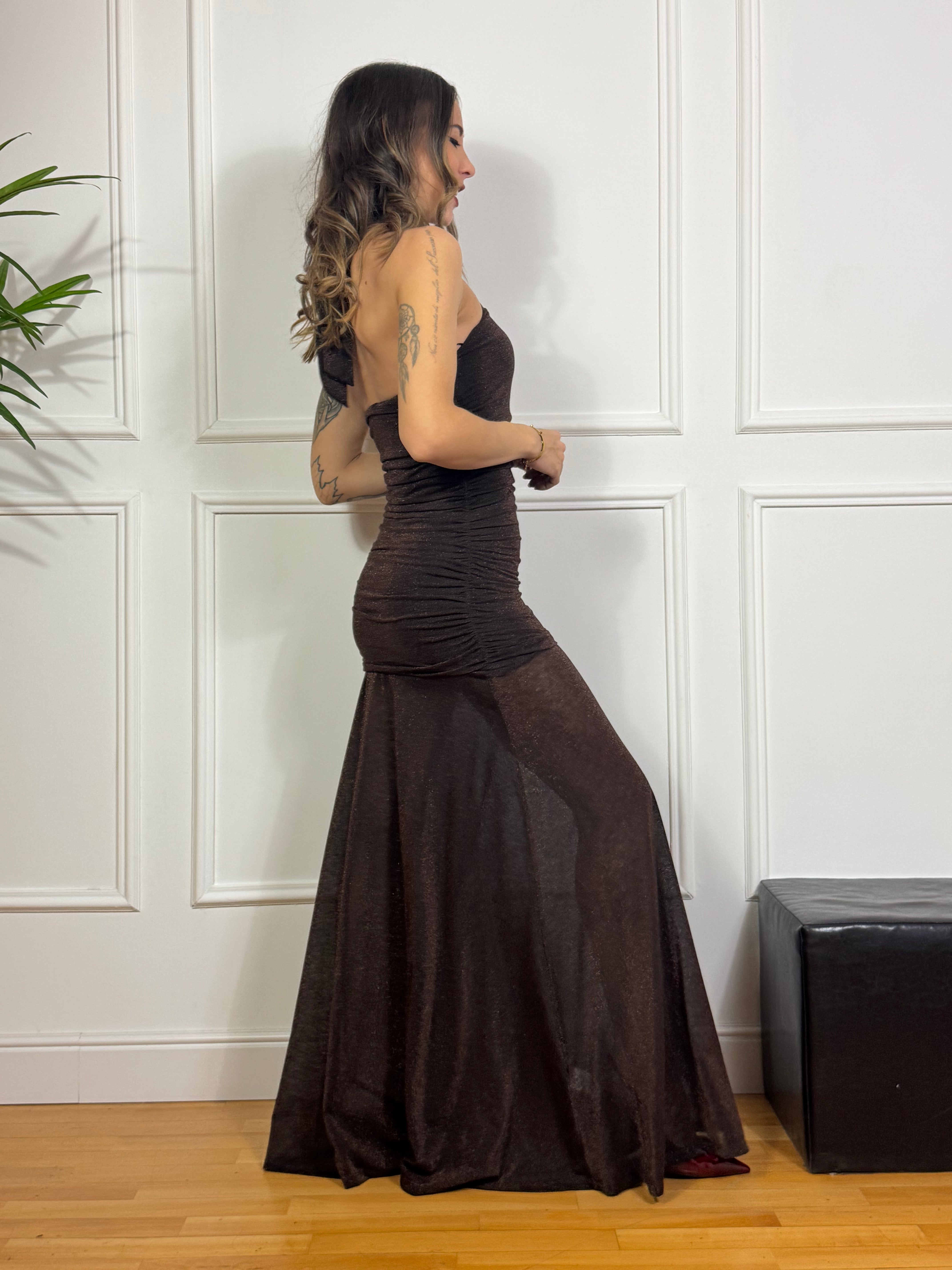 Abito lungo Victoria ILMH in lurex con drappeggi e scollo schiena