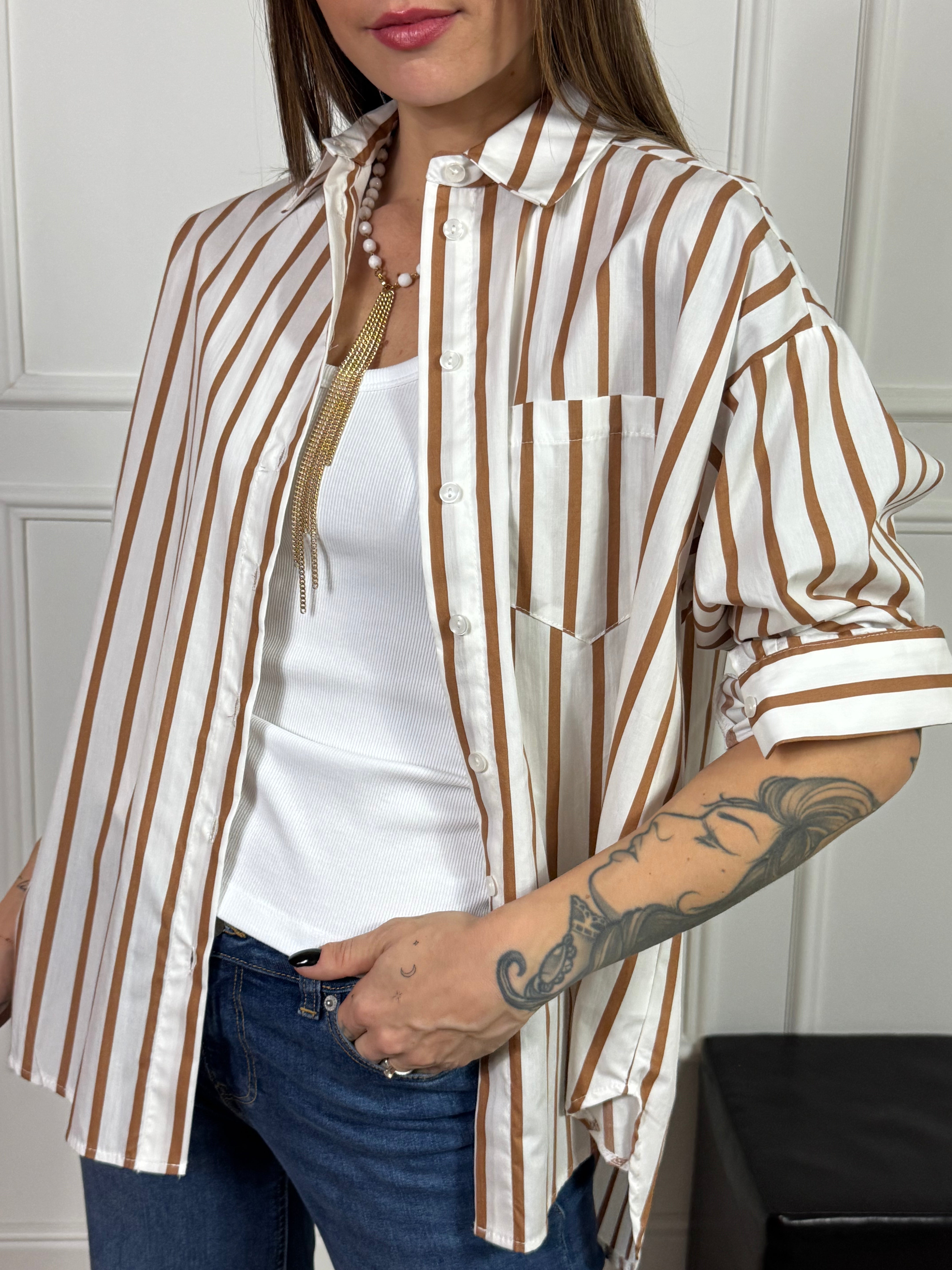 Camicia ampia TENSIONE IN con righe e taschino