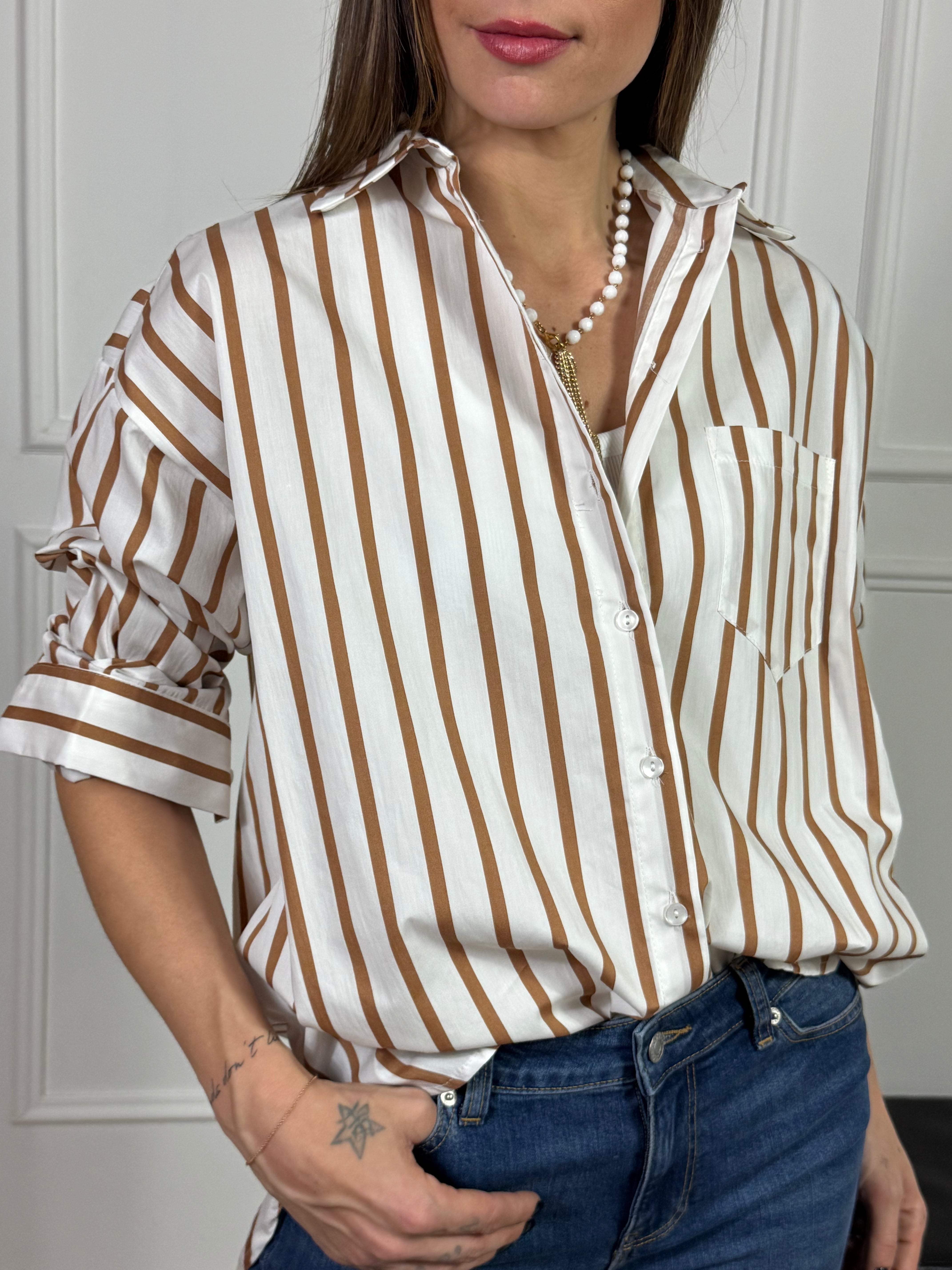 Camicia ampia TENSIONE IN con righe e taschino