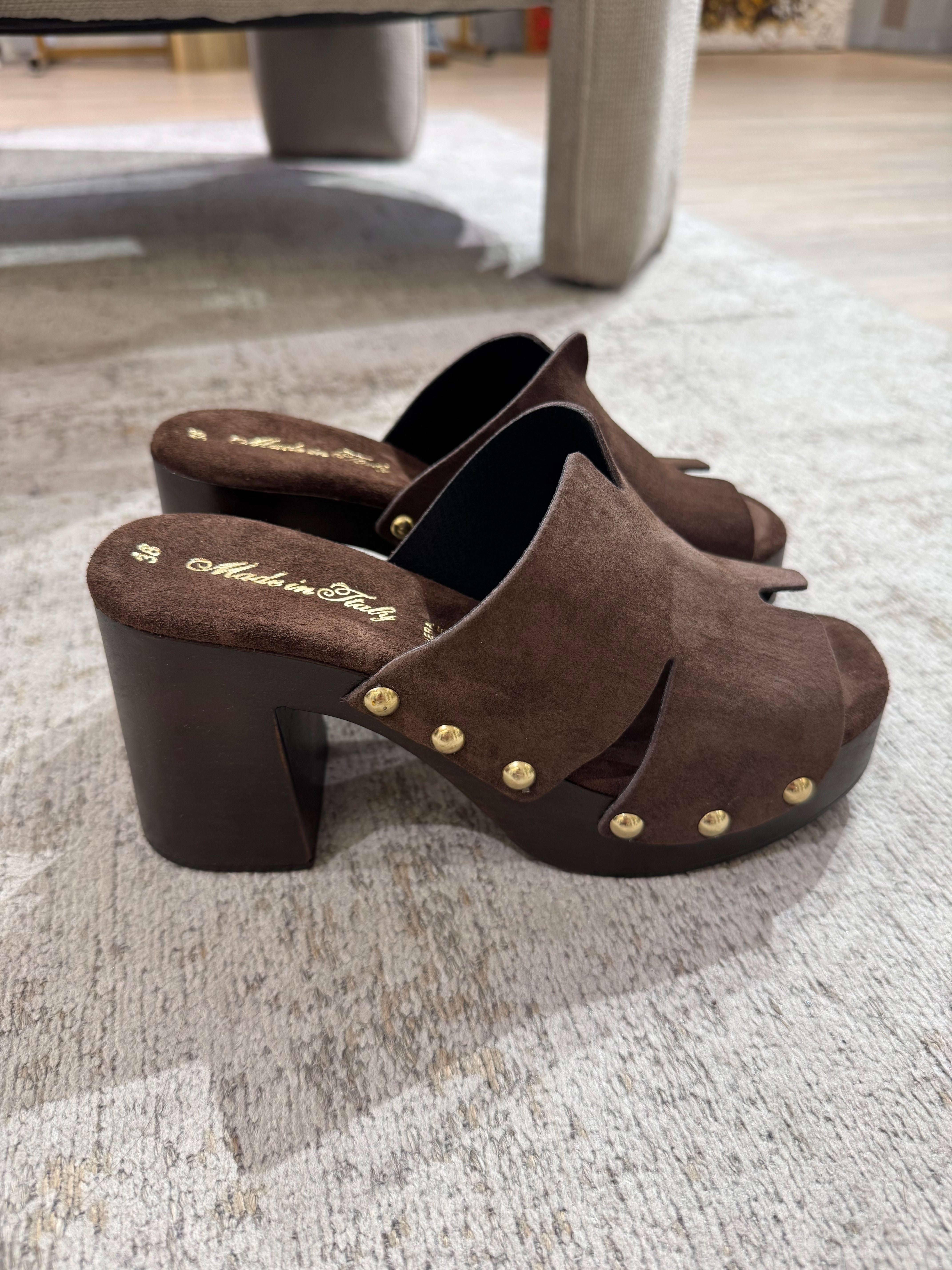 Zoccoli in vera pelle TESTA DI MORO con borchie tonde oro