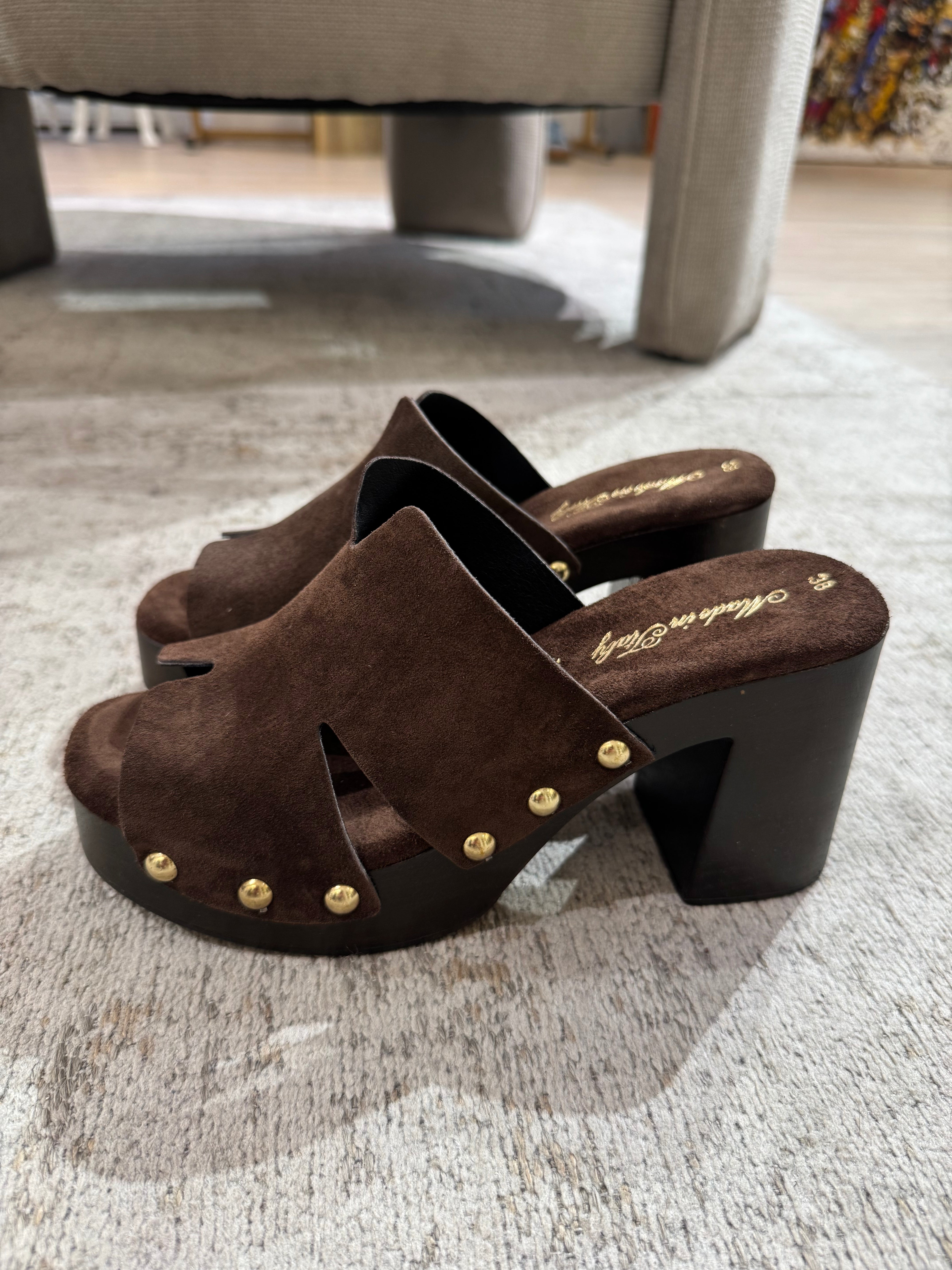 Zoccoli in vera pelle TESTA DI MORO con borchie tonde oro