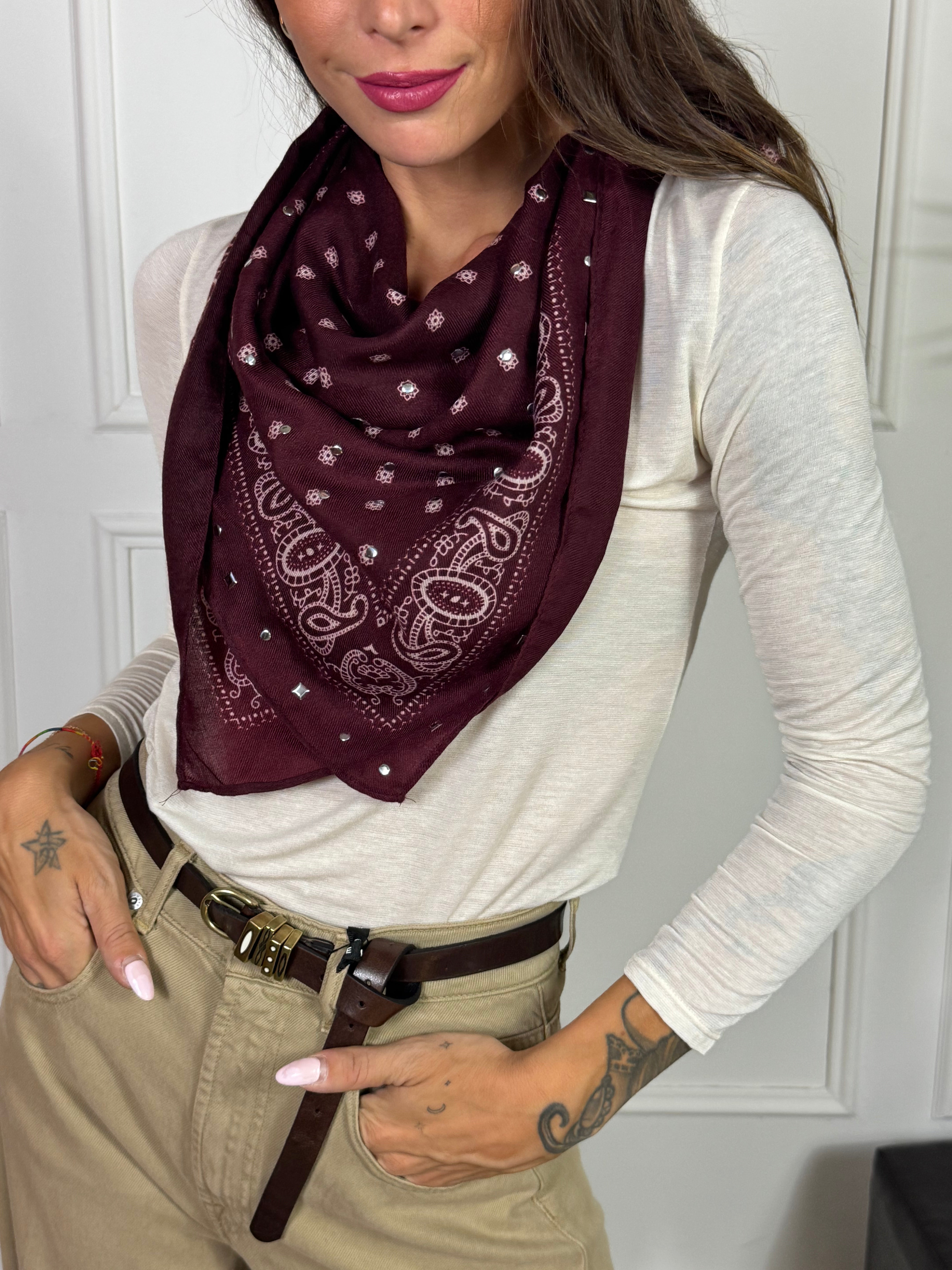 Sciarpa Bandana quadrata con borchiette