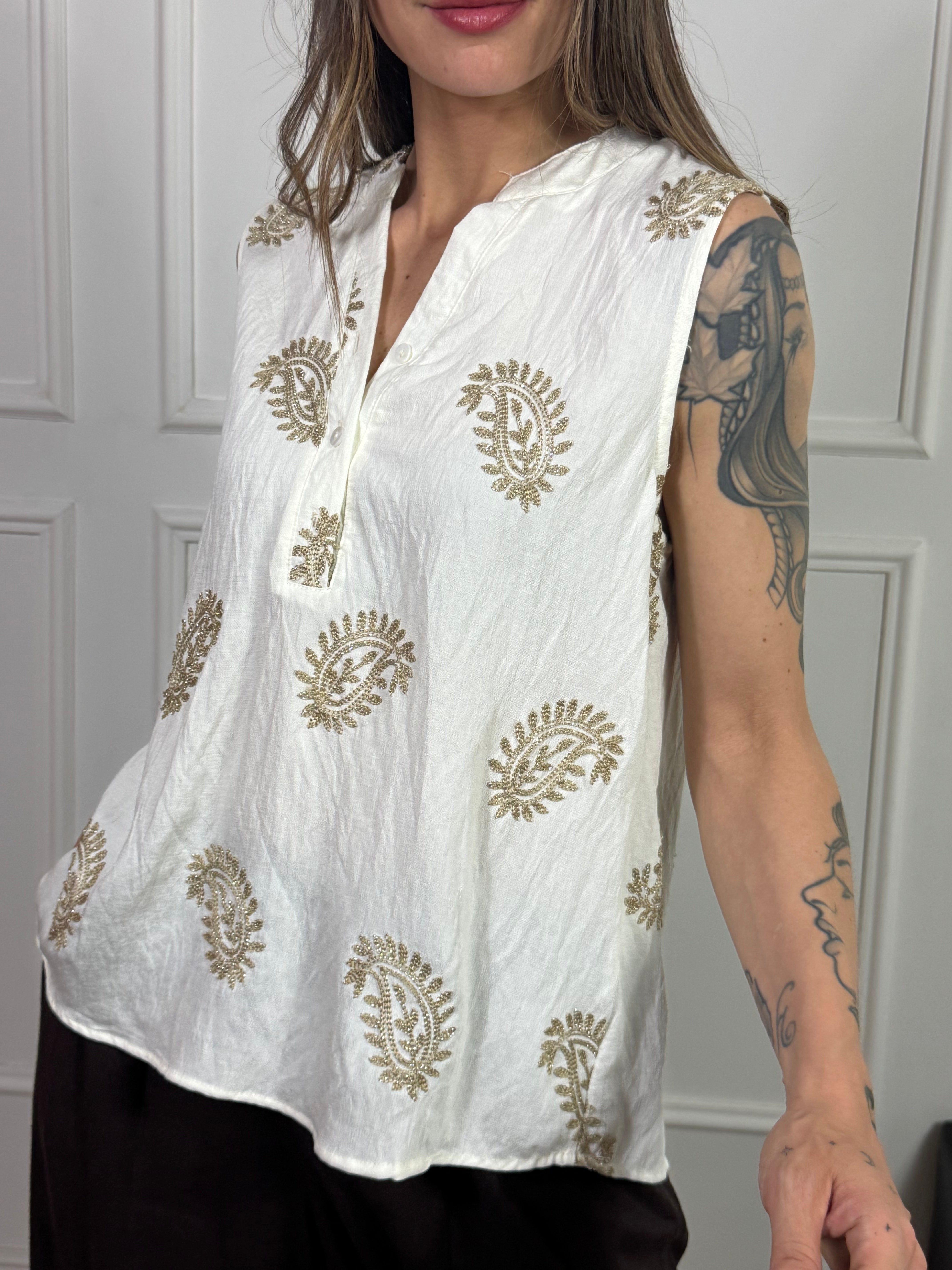 Camicia Victoria ILMH scollo V bottoncini ricamo oro SMANICATA
