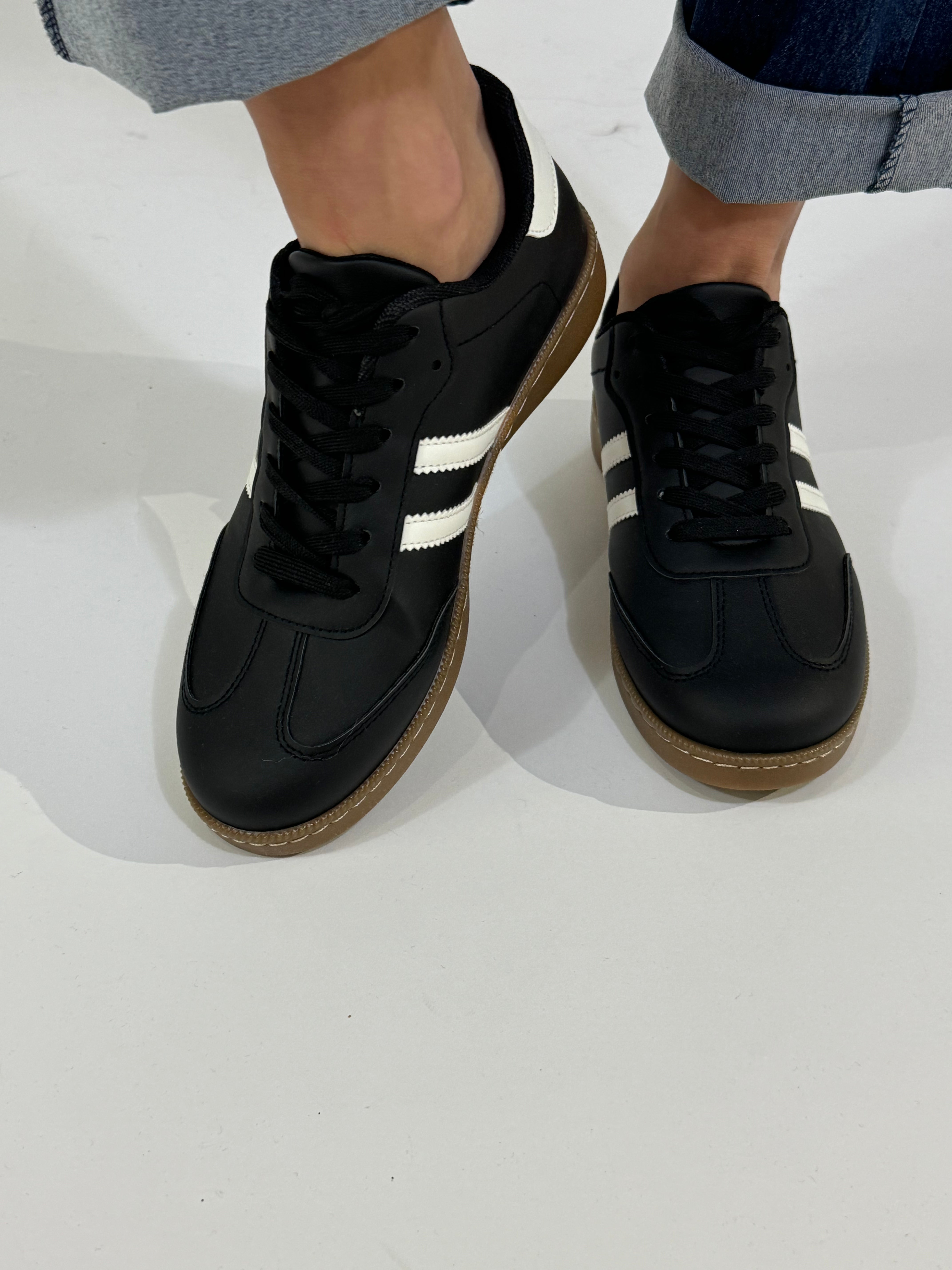 Sneakers con bande laterali SOTTILI