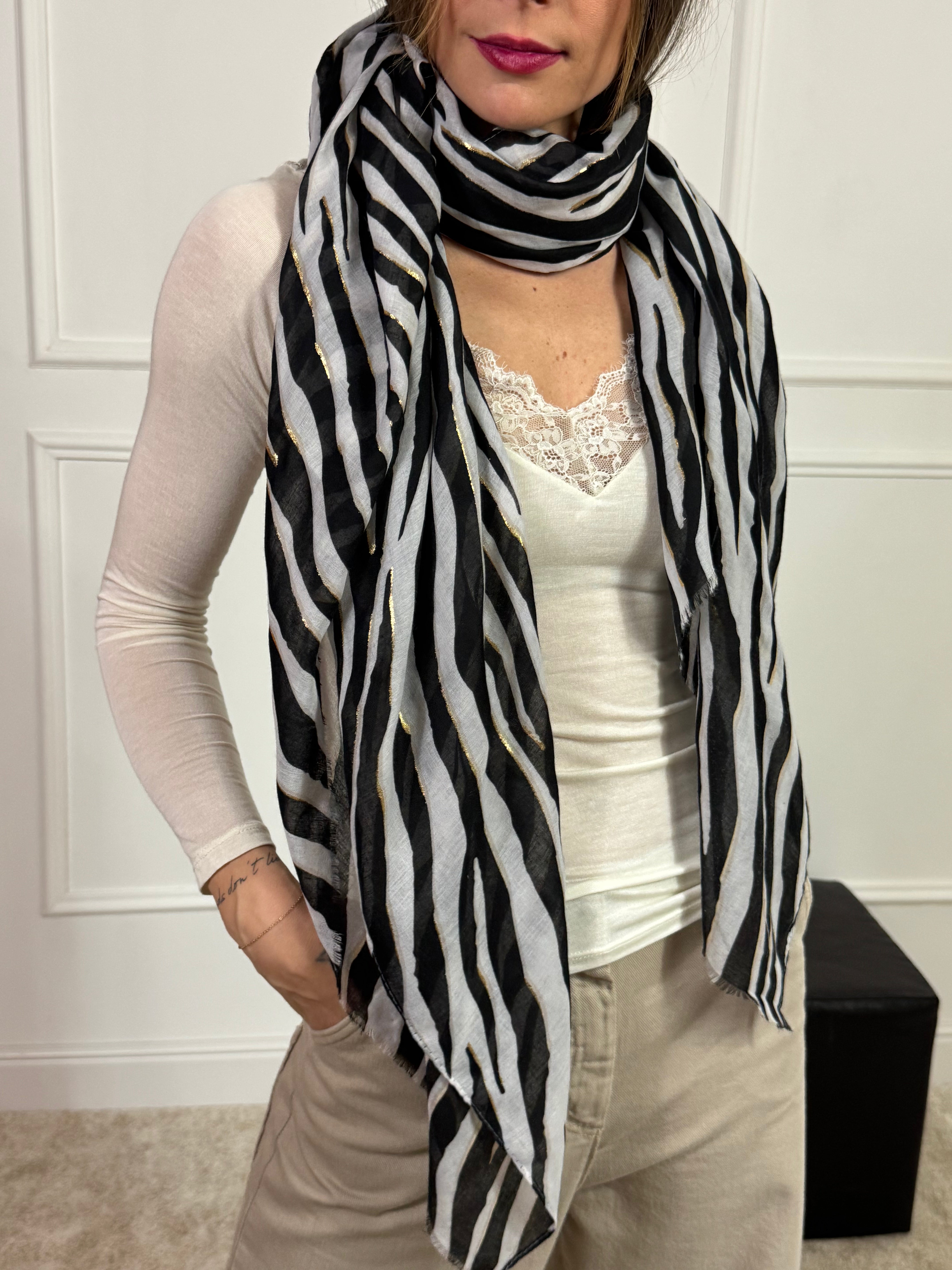 Foulard grande rettangolare in viscosa ZEBRATO dettagli LAME'