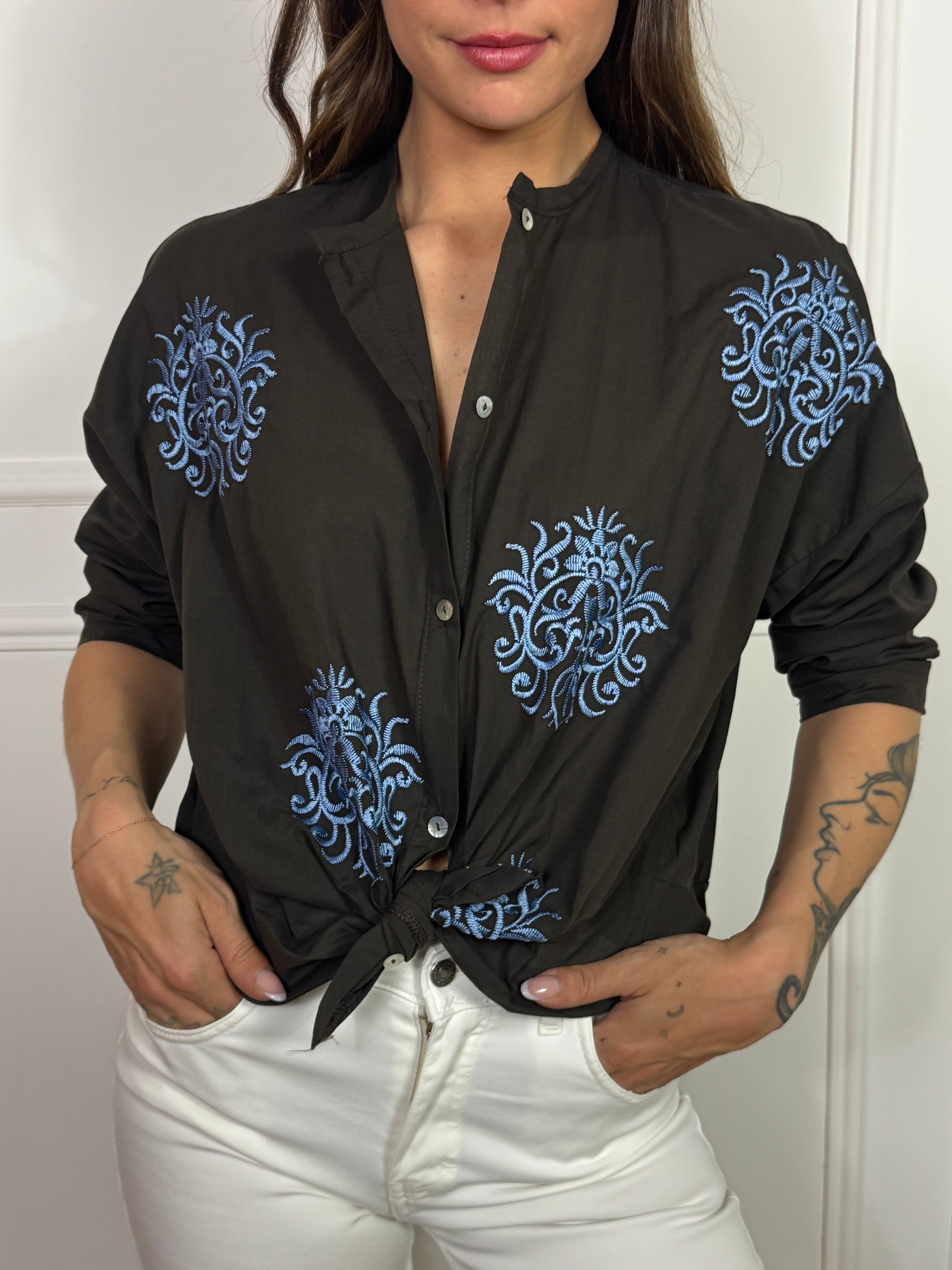 Camicia Susy Mix ricami con nodo