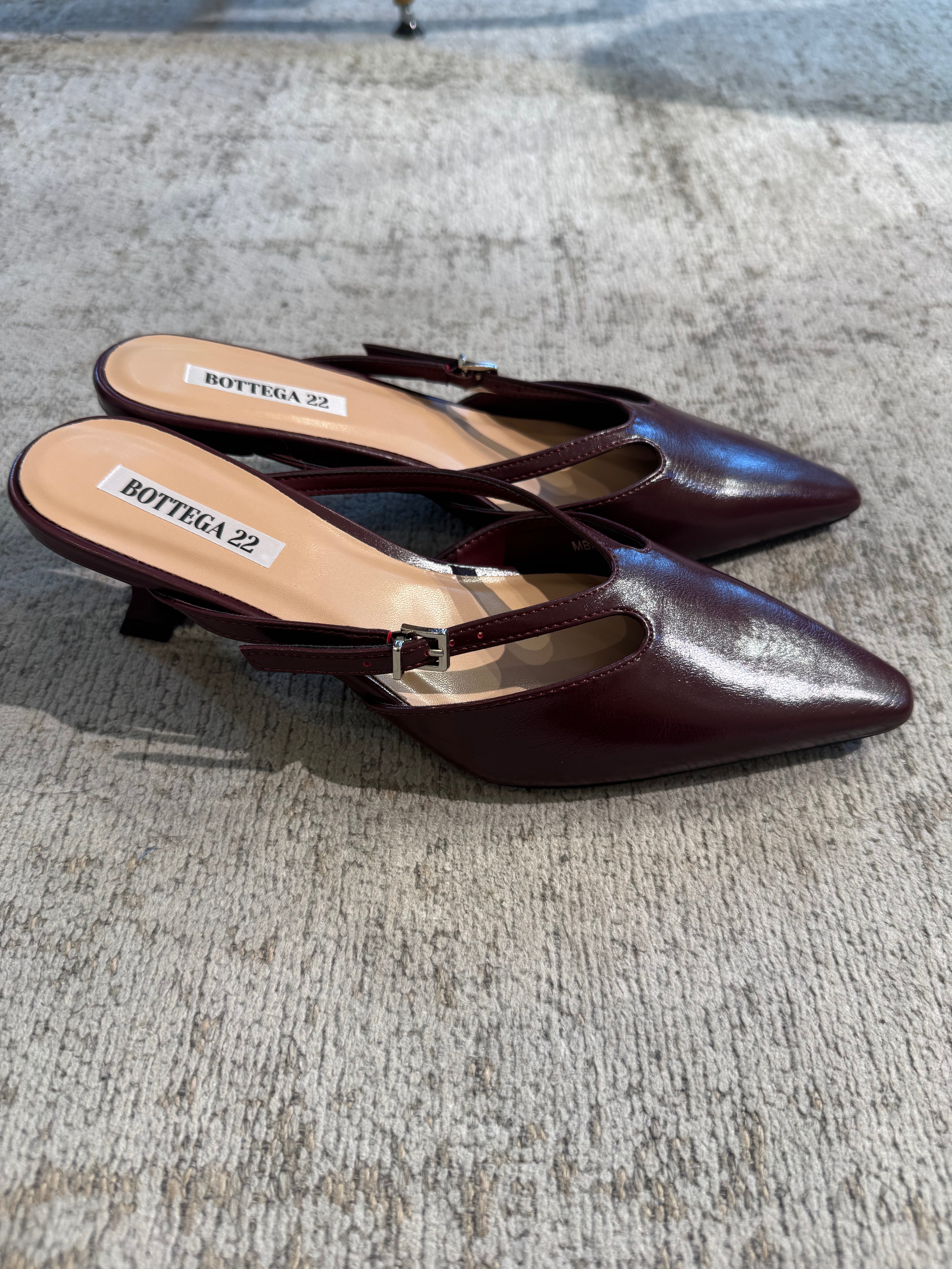 Scarpa sabot in ecopelle con tacco basso