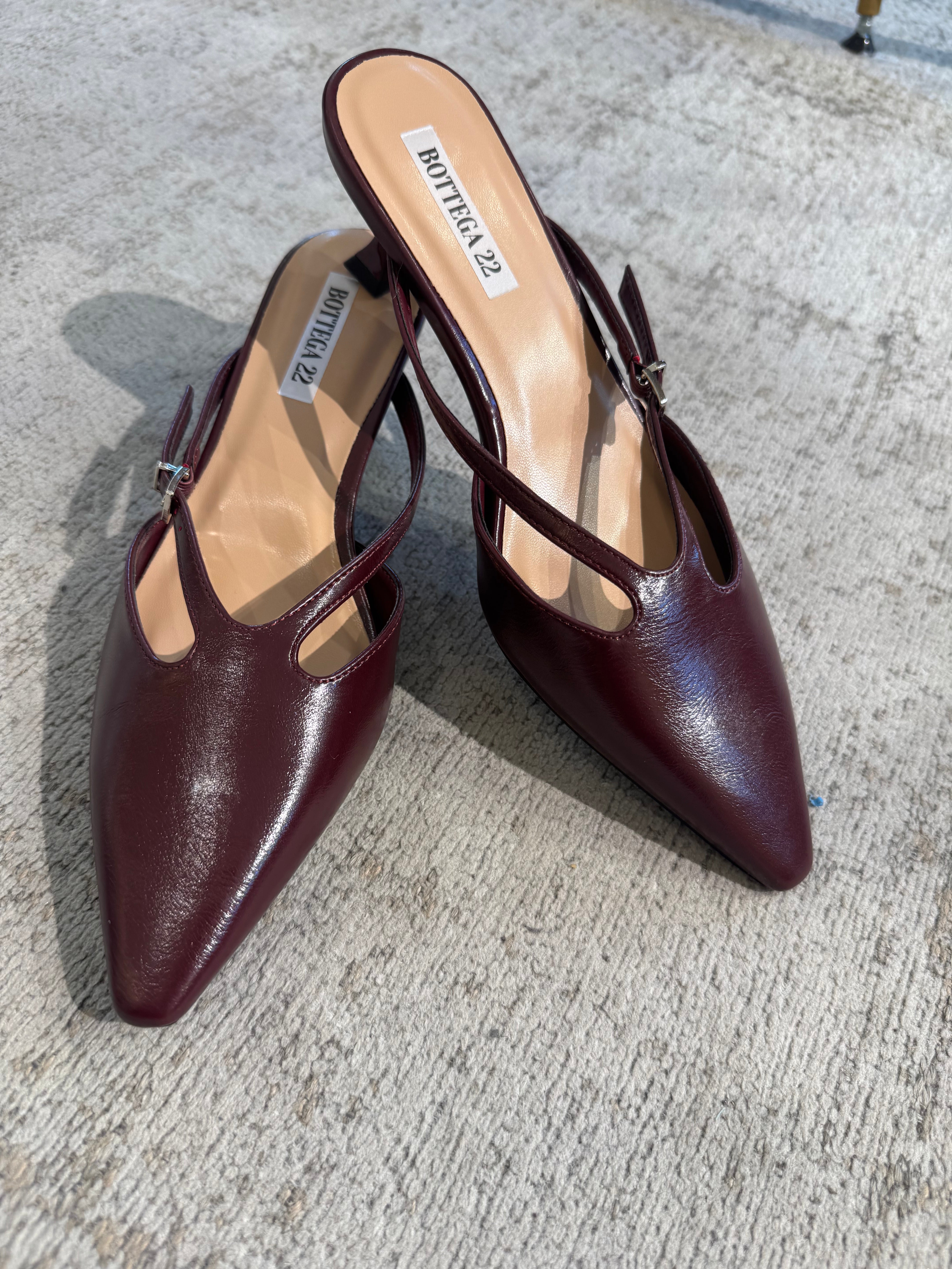 Scarpa sabot in ecopelle con tacco basso