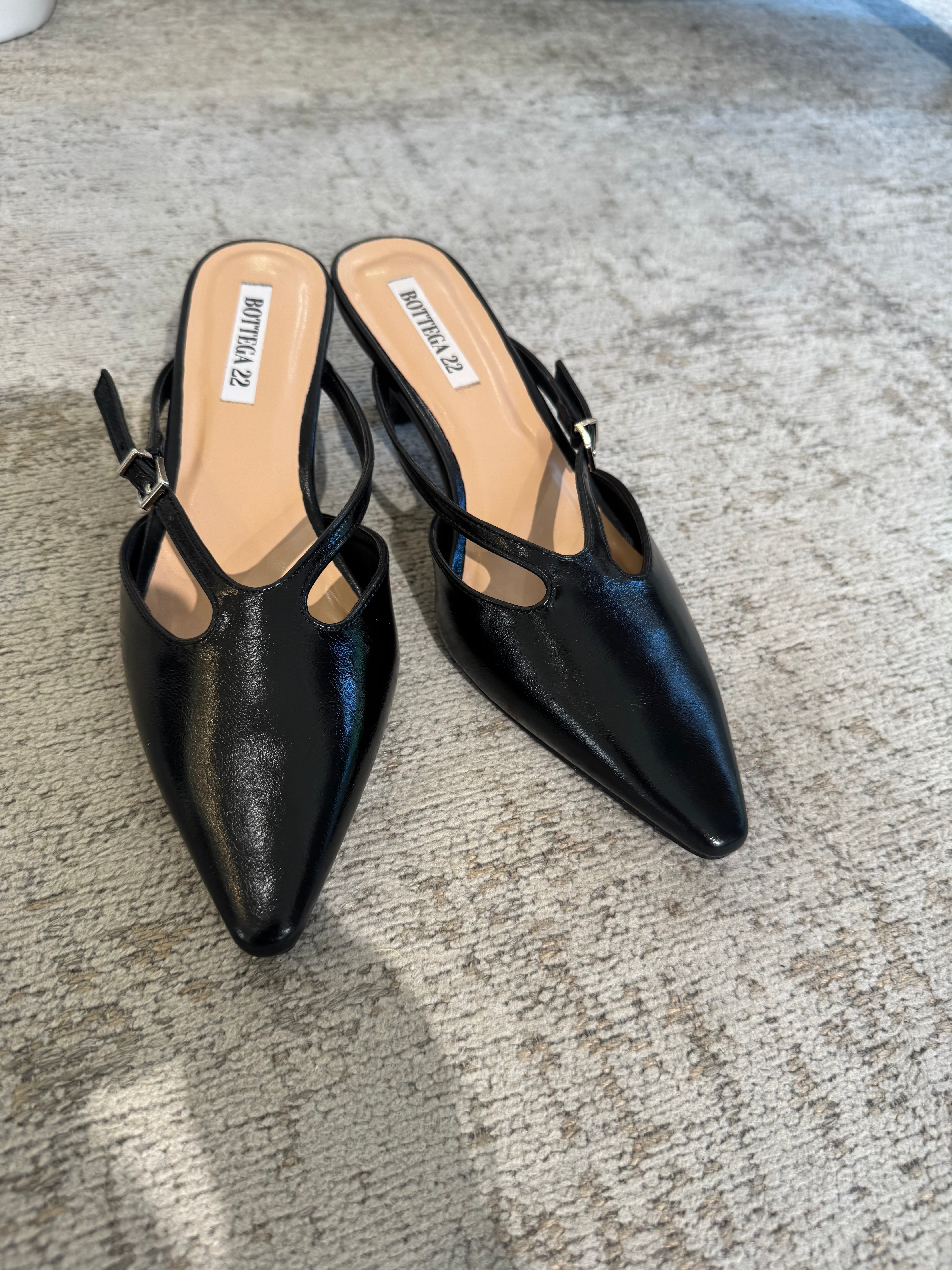 Scarpa sabot in ecopelle con tacco basso
