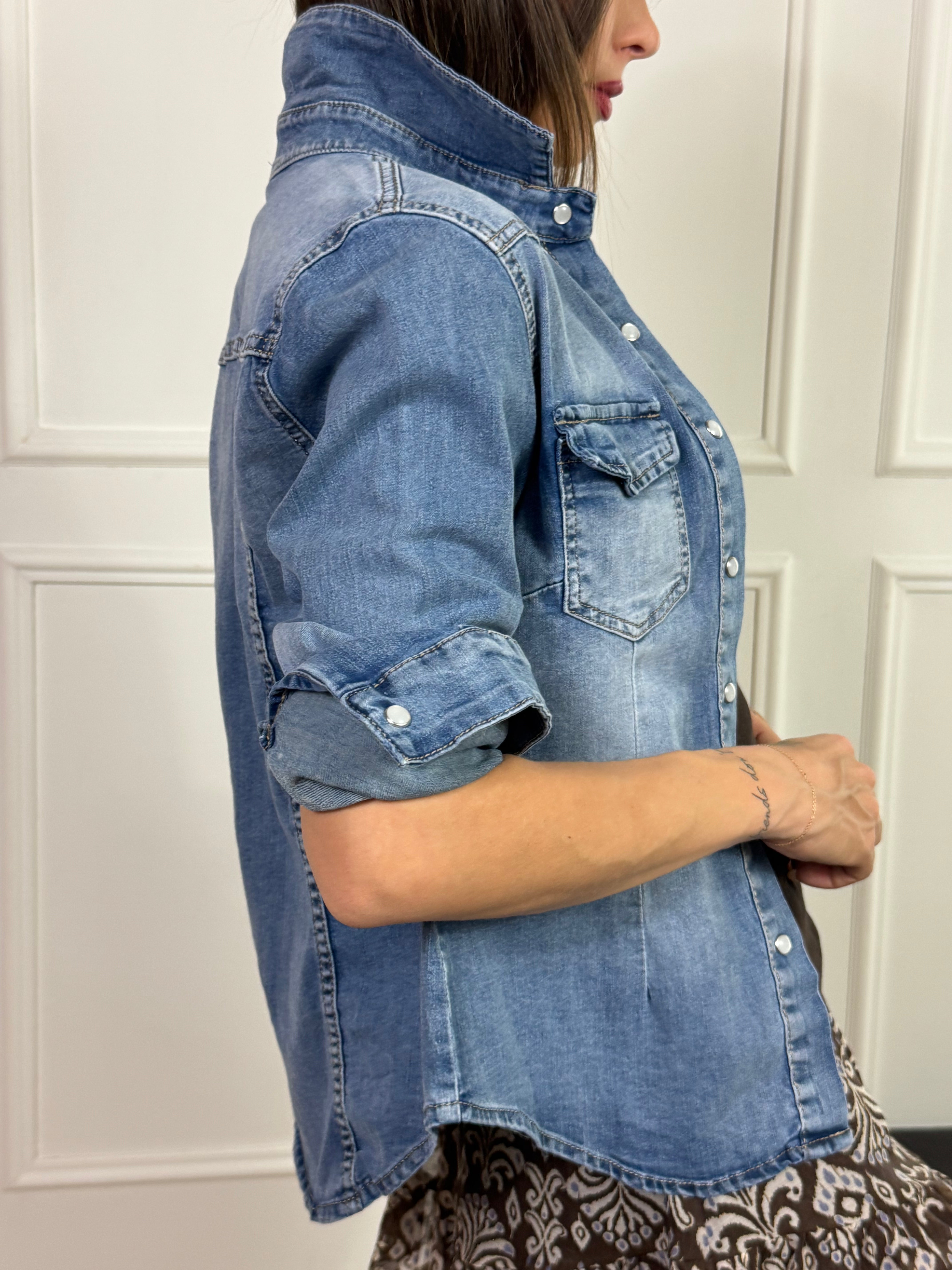 Camicia di jeans chambray elasticizzato Susy Mix con taschini